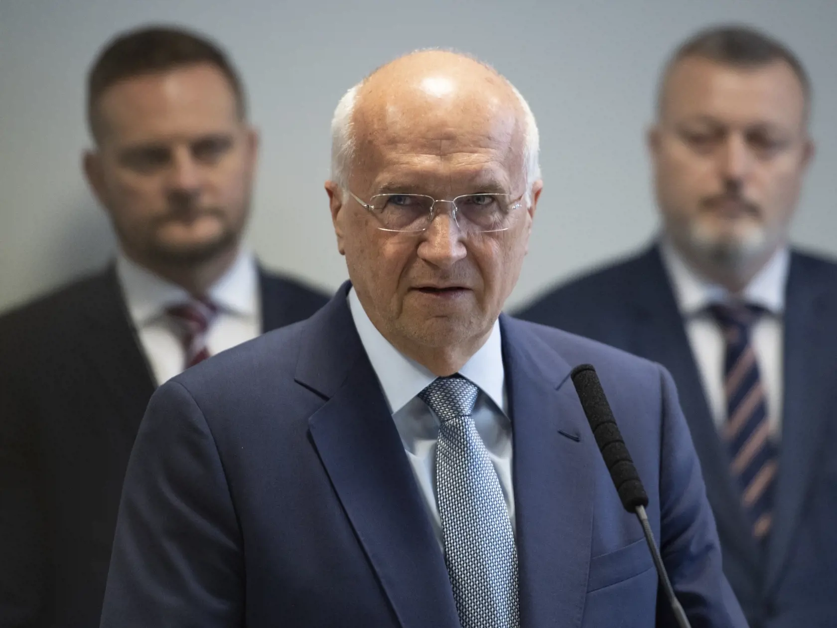 Na snímke prezident Asociácie priemyselných zväzov a dopravy (APZD) Alexej Beljajev reční počas tlačovej konferencie ministra práce, sociálnych vecí a rodiny SR Milana Krajniaka (vpravo) so zástupcami členských organizácií Aliancie sektorových rád v Bratislave vo štvrtok 19. januára 2023. Vľavo štátny tajomník ministerstva práce, sociálnych vecí a rodiny (MPSVR) SR Juraj Káčer. FOTO TASR - Pavel Neubauer
