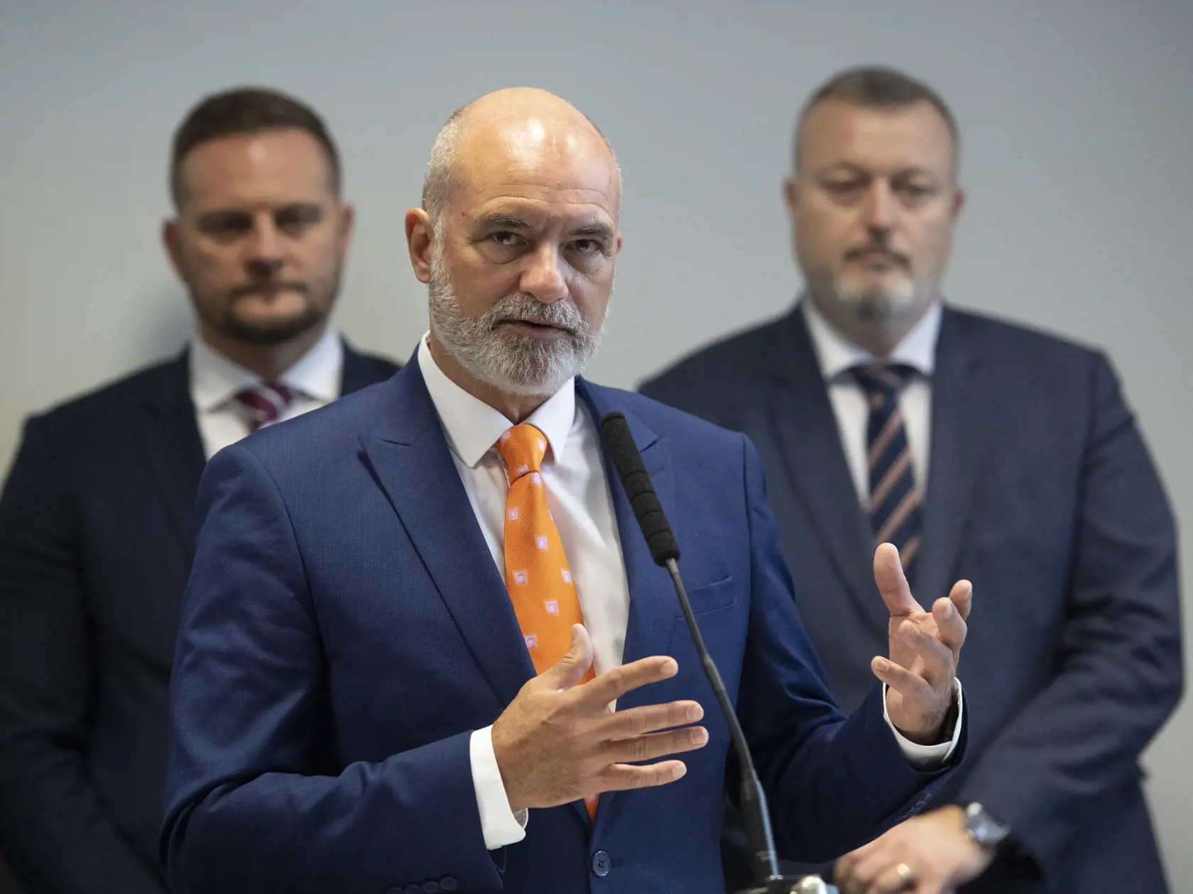 Na snímke 1. viceprezident Republikovej únie zamestnávateľov (RÚZ) Mário Lelovský (uprostred) gestikuluje počas tlačovej konferencie ministra práce, sociálnych vecí a rodiny SR Milana Krajniaka (vpravo) so zástupcami členských organizácií Aliancie sektorových rád v Bratislave vo štvrtok 19. januára 2023. Vľavo štátny tajomník ministerstva práce, sociálnych vecí a rodiny (MPSVR) SR Juraj Káčer. FOTO TASR - Pavel Neubauer
