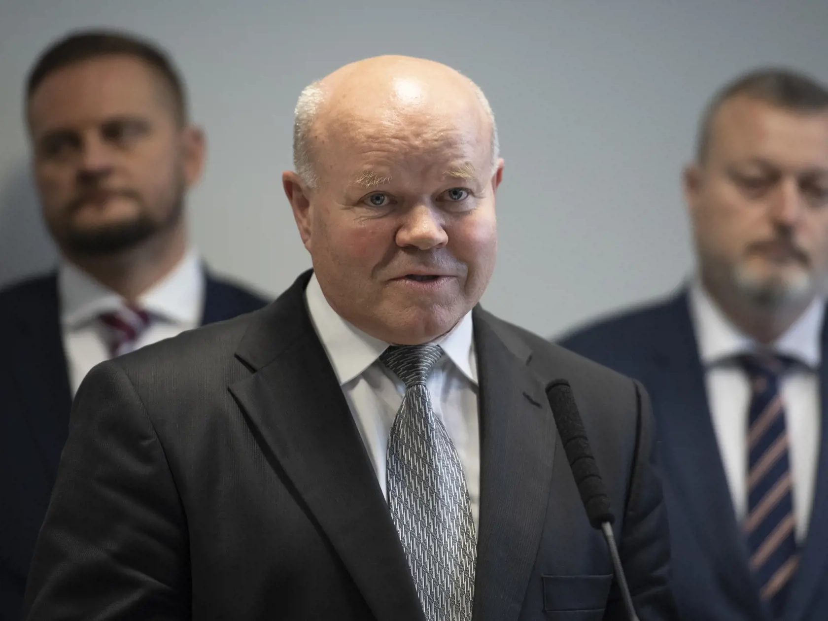 Na snímke predseda Združenia miest a obcí Slovenska (ZMOS) Branislav Tréger reční počas tlačovej konferencie ministra práce, sociálnych vecí a rodiny SR Milana Krajniaka (vpravo) so zástupcami členských organizácií Aliancie sektorových rád v Bratislave vo štvrtok 19. januára 2023. Vľavo štátny tajomník ministerstva práce, sociálnych vecí a rodiny (MPSVR) SR Juraj Káčer. FOTO TASR - Pavel Neubauer
