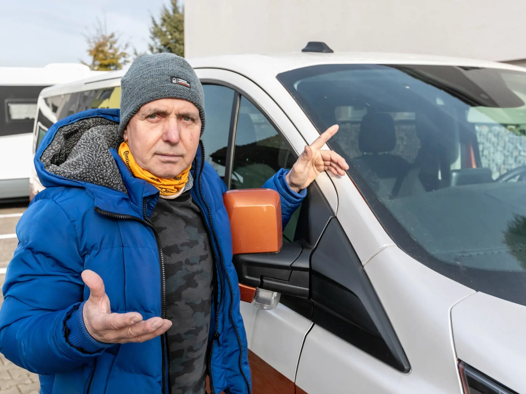 Karol Lipovský pri poškodenom aute značky Ford, ktoré si nechal ofóliovať.