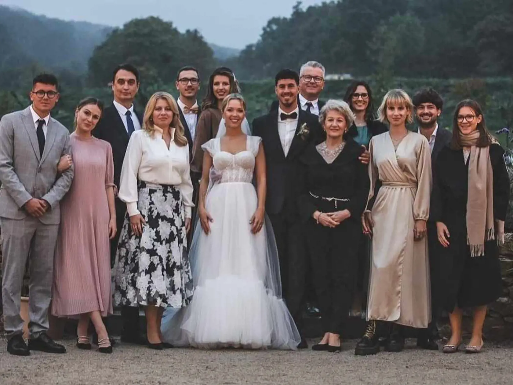 Zuzana Čaputová s partnerom, dcérami a ich partnermi na svadbe. Emma sa poriadne zmenila, je krásna!