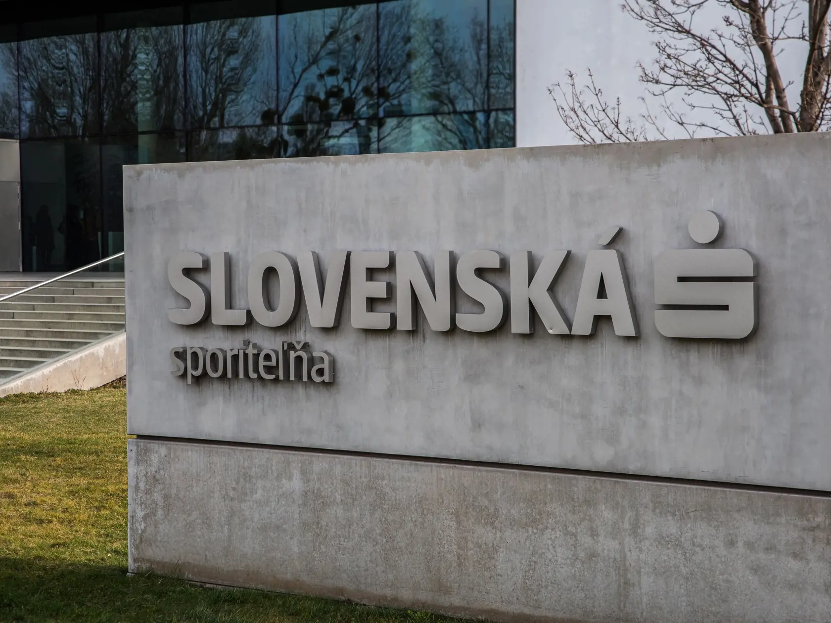 Slovenská sporiteľňa sa rozhodla od júla upraviť svoj cenník poplatkov.