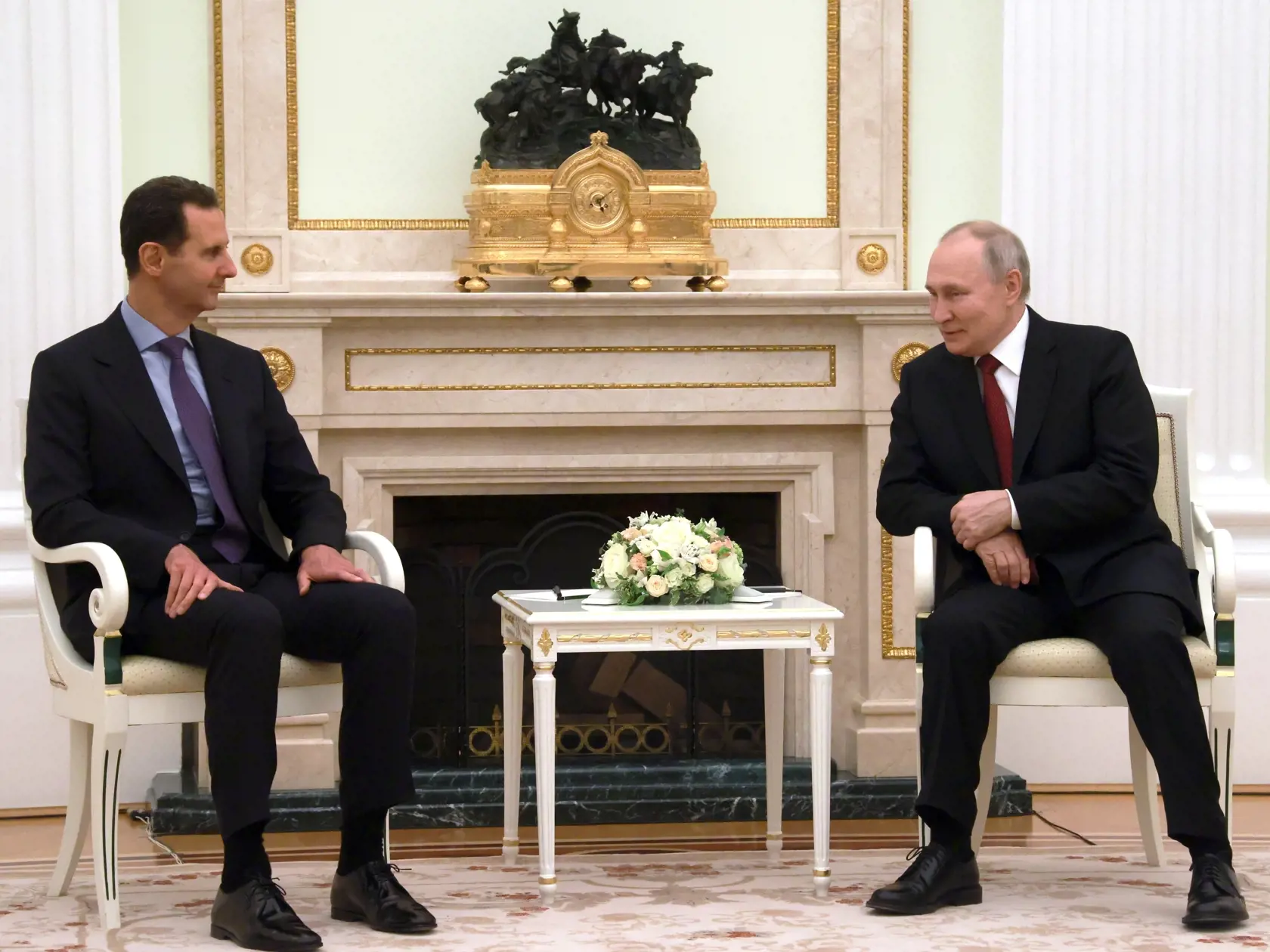 WA 14 Moskva - Ruský prezident Vladimir Putin (vpravo) a sýrky prezident Bašár Asad rokujú v Moskve v stredu 15. marca 2023. FOTO TASR/AP
Russian President Vladimir Putin, right, and Syrian President Bashar Assad talk during their meeting at the Kremlin in Moscow, Russia, Wednesday, March 15, 2023. (Vladimir Gerdo, Sputnik, Kremlin Pool Photo via AP)