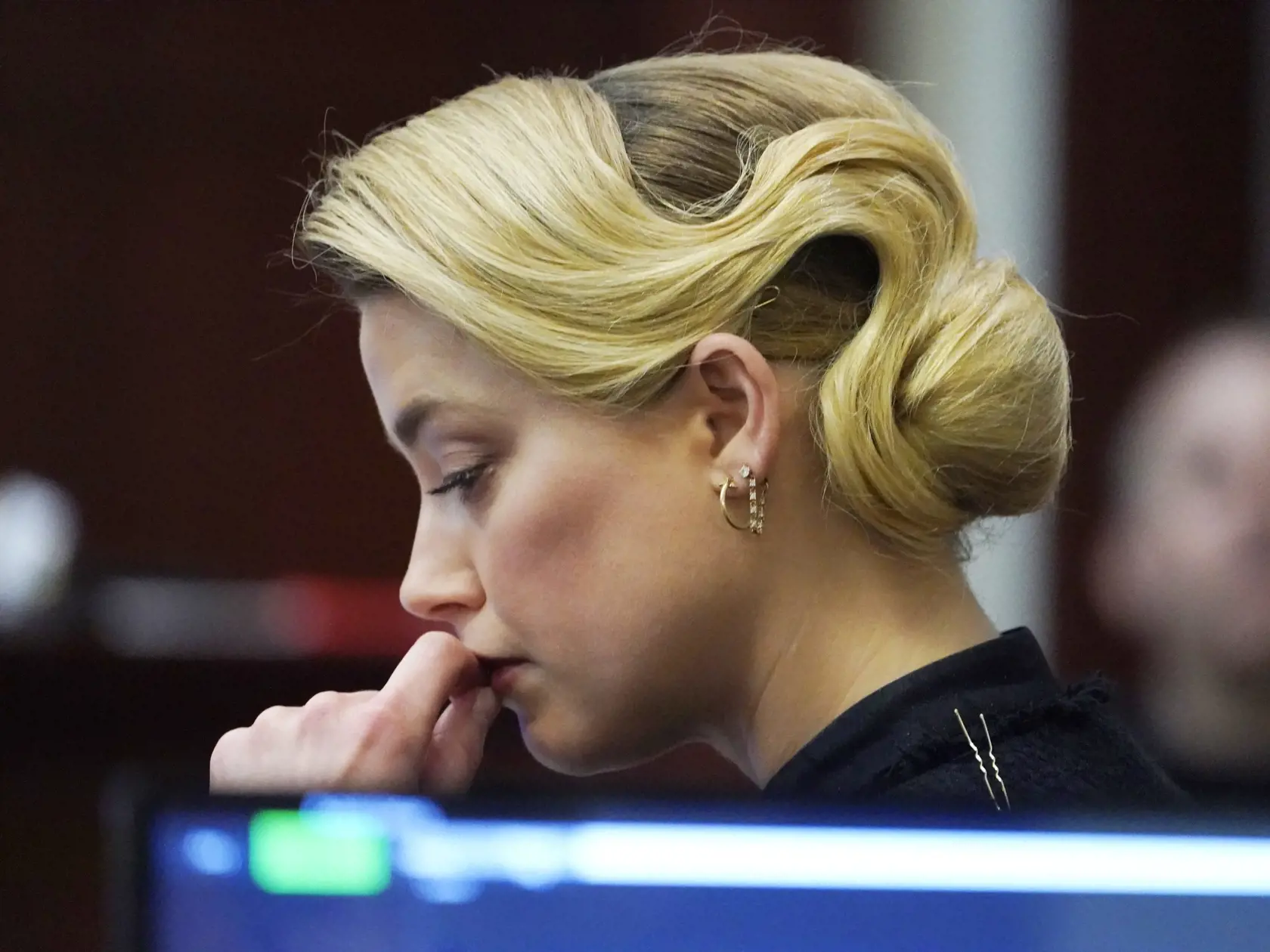 JB 26 Fairfax - Americká herečka Amber Heardová počúva v súdnej sieni počas pojednávania na obvodnom súde vo Fairfaxe v americkom štáte Virgínia 25. apríla 2022. Herec Johnny Depp zažaloval svoju bývalú manželku Amber Heardovú za urážku na cti po tom, ako ho ona zažalovala za domáce násilie. FOTO TASR/AP

Actress Amber Heard listens in the courtroom at the Fairfax County Circuit Courthouse in Fairfax, Va., Monday, April 25, 2022. Actor Johnny Depp sued his ex-wife Amber Heard for libel in Fairfa