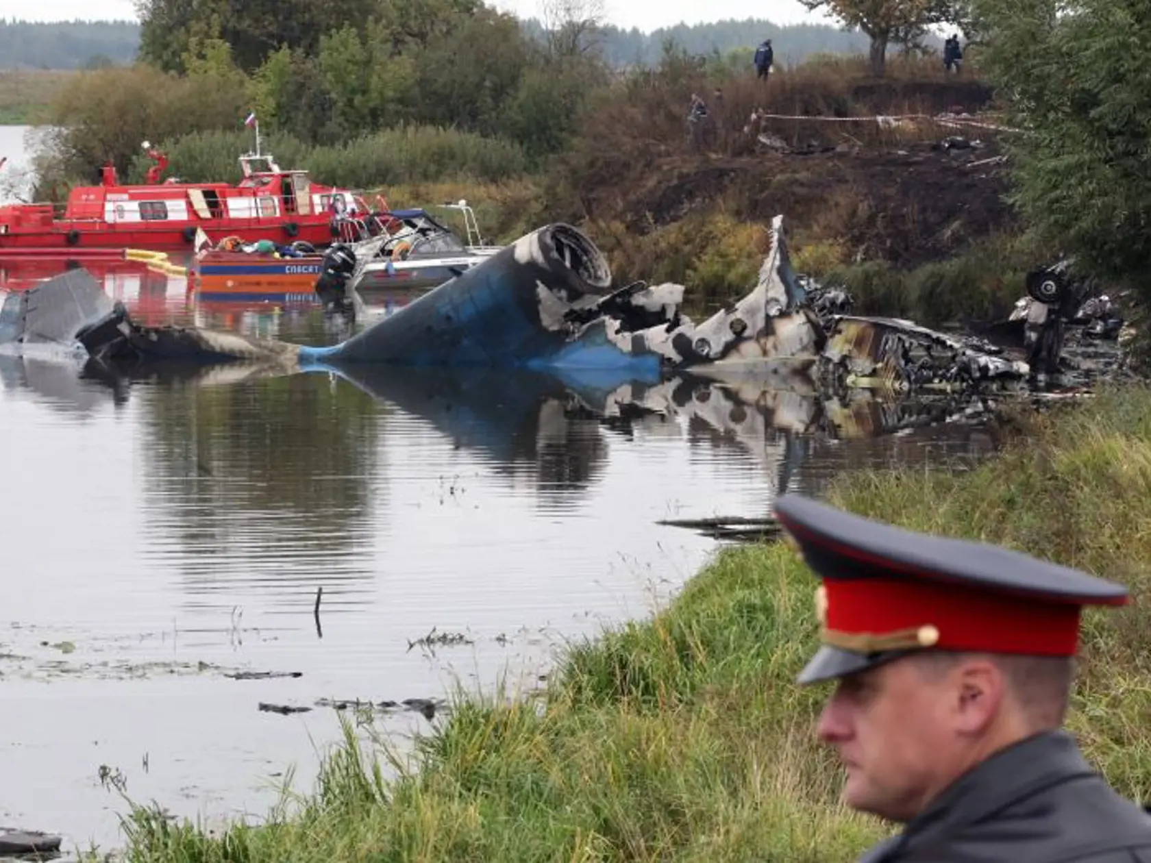 JH 1 Jaroslav¾ - Ruský policajt  sleduje potápaèov, ako  preh¾adávajú miesto pádu lietadla v rieke Volga, približne 240 kilometrov severovýchodne od Moskvy vo štvrtok 8. septembra 2011. Pri  stredajšej leteckej tragédii prišlo o život najmenej 43 ¾udí.  Celá výprava  holejového klubu  Lokomotiv Jaroslav¾ zahynula pri havárii èartrového lietadla, ktoré viezlo mužstvo na zápas KHL. Pri páde lietadla zahynul aj Pavol Demitra - kapitán  slovenskej reprezentácie na vlaòajšom a predchádzajúcom olympij