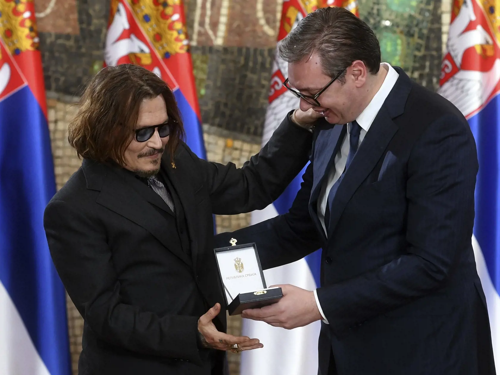 EBE 14 Belehrad - Na snímke vľavo americký herec Johnny Depp si preberá zlatú medailu za zásluhy Republiky Srbsko, vpravo srbský prezident Aleksandar Vučič počas slávnostného odovzdávania ocenení ku Dňu štátnosti Srbska v Belehrade 15. februára 2022. FOTO TASR/AP

In this photo provided by the Serbian Presidential Press Service, Serbian President Aleksandar Vucic, right, awards the Gold Medal of Merit of the Republic of Serbia to actor Johnny Depp, during a Statehood Day award ceremony in Belgra