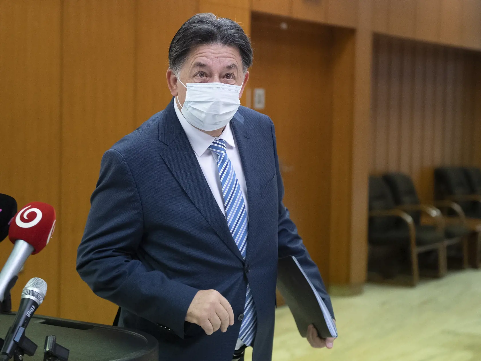 Na snímke minister životného prostredia SR Ján Budaj pred zasadnutím 52. schôdze vlády SR 18. novembra 2020 v Bratislave. FOTO TASR - Pavel Neubauer
