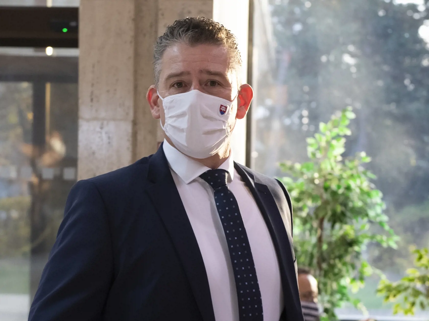 Na snímke minister vnútra SR Roman Mikulec pred zasadnutím 52. schôdze vlády SR 18. novembra 2020 v Bratislave. FOTO TASR - Pavel Neubauer