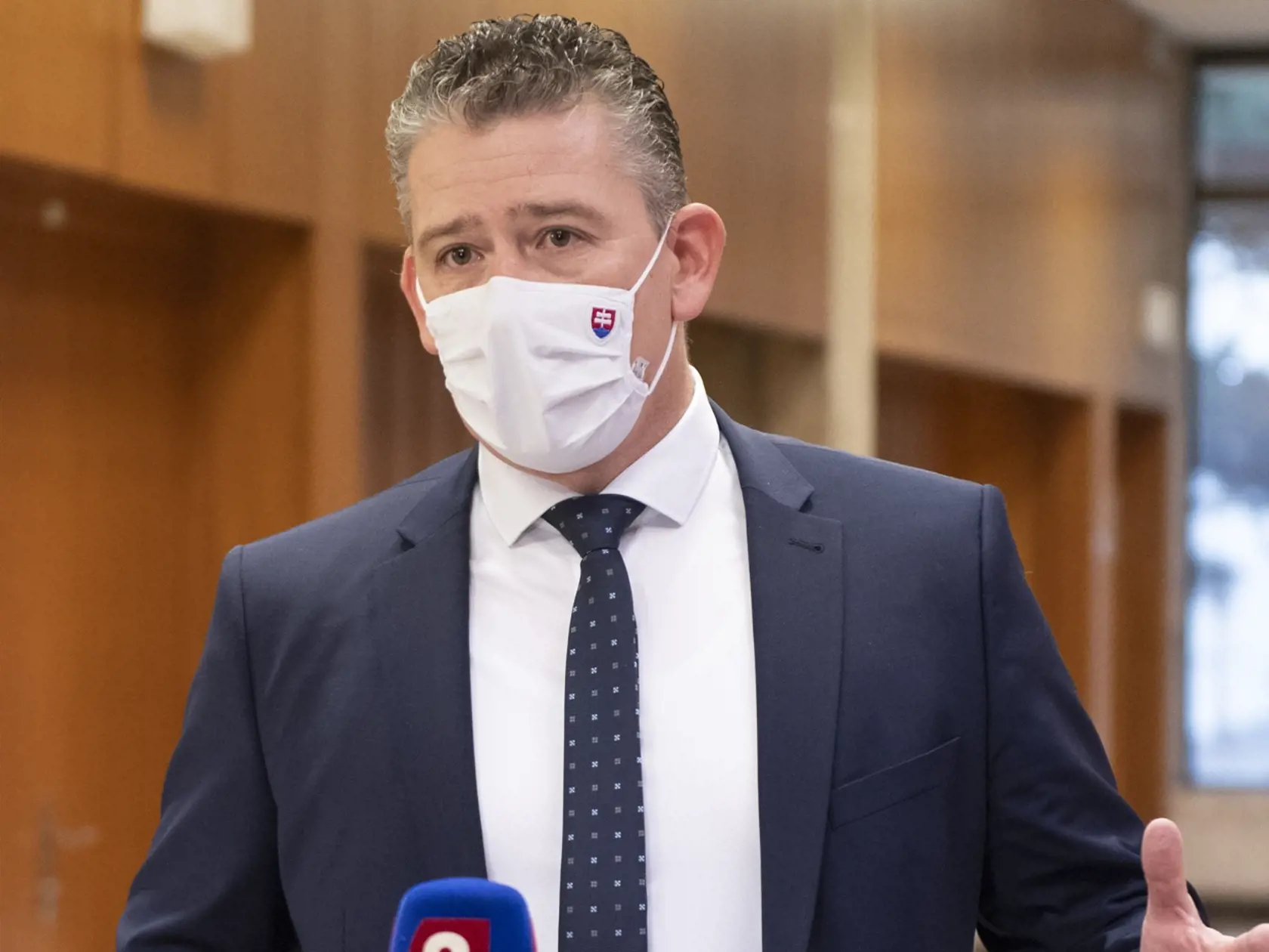 Na snímke minister vnútra SR Roman Mikulec hovorí s novinármi pred zasadnutím 52. schôdze vlády SR 18. novembra 2020 v Bratislave. FOTO TASR - Pavel Neubauer