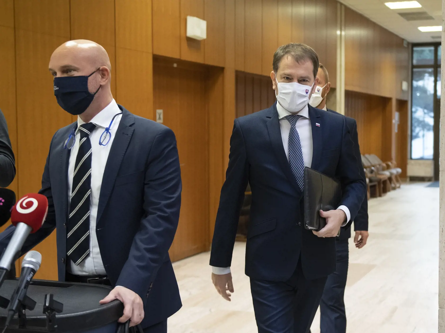 Na snímke vľavo minister školstva SR Branislav Gröhling hovorí s novinármi a vpravo predseda vlády SR Igor Matovič pred zasadnutím 52. schôdze vlády SR 18. novembra 2020 v Bratislave. FOTO TASR - Pavel Neubauer
