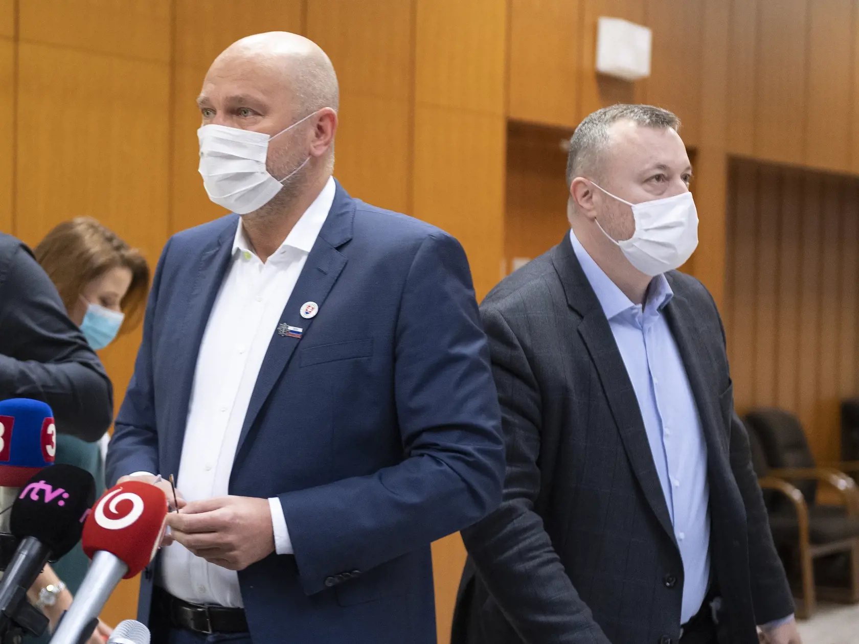 Na snímke vľavo minister hospodárstva SR a prvý podpredseda vlády pre ekonomiku Richard Sulík a vpravo minister práce, sociálnych vecí a rodiny SR Milan Krajniak pred zasadnutím 52. schôdze vlády SR 18. novembra 2020 v Bratislave. FOTO TASR - Pavel Neubauer