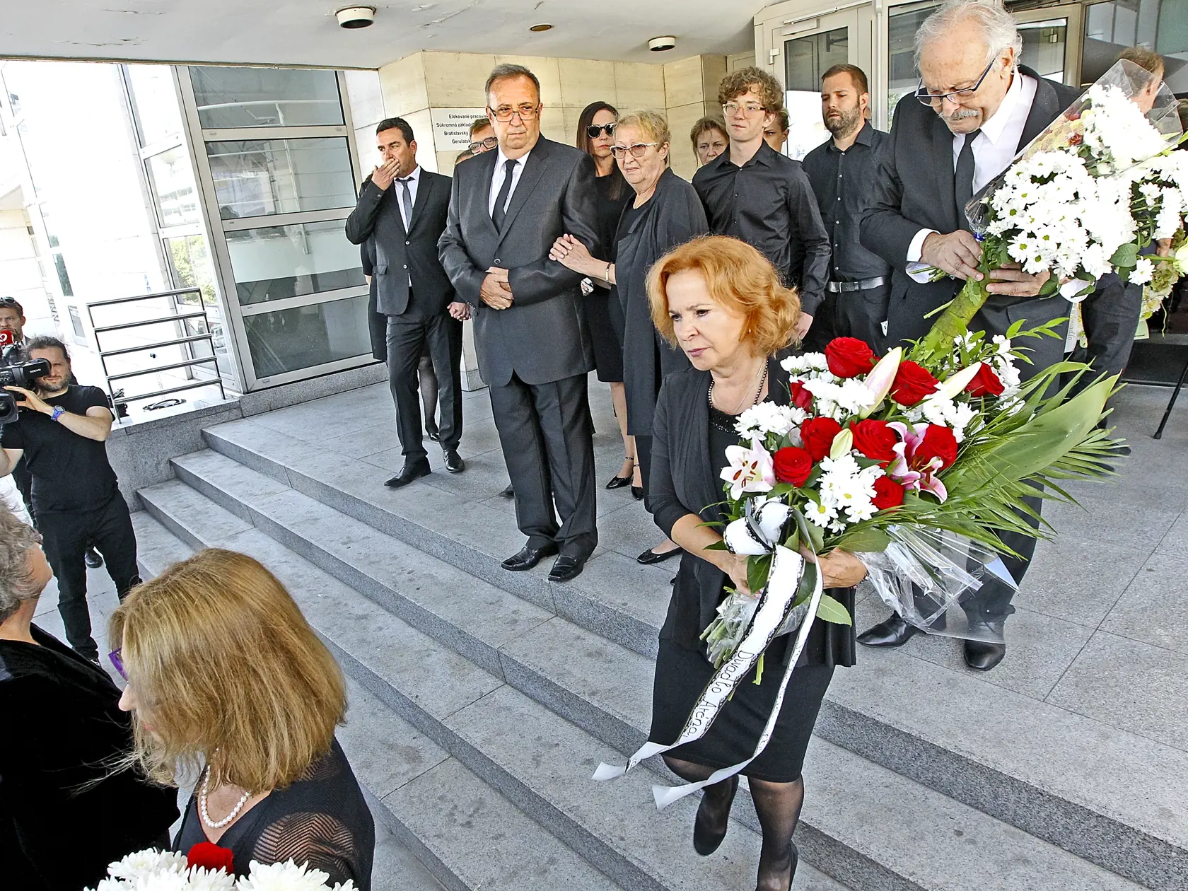 S kyticami kvetov prišli kondolovať herci Kamila Magálová a František Kovár.