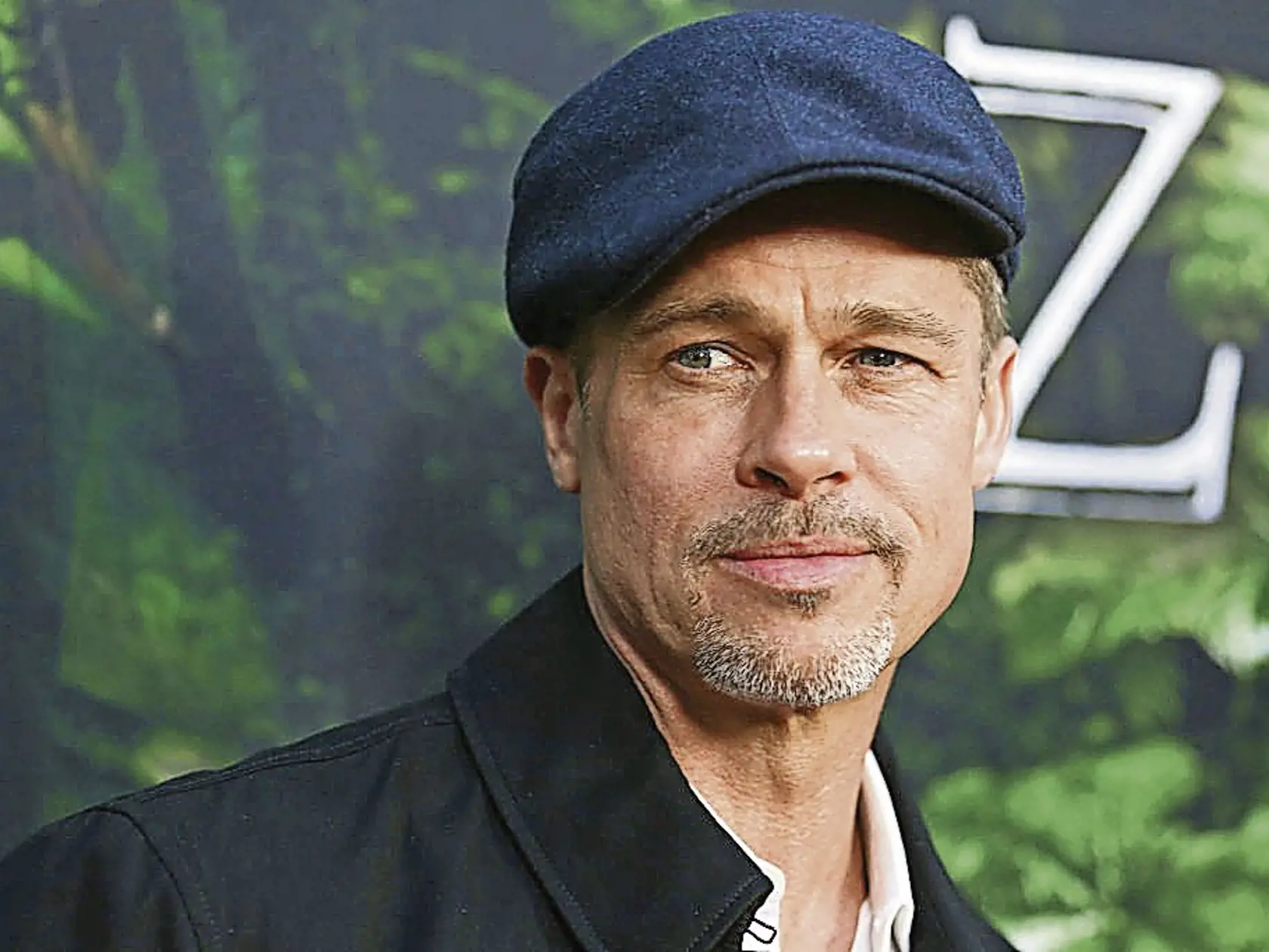 Brad Pitt (54) 
S akné niekoľko rokov, na tvári mu ostali jazvy. Niekoľkokrát absolvoval dermabráziu – ošetrenie pleti, pri ktorom sa zbrusuje povrchová vrstva pokožky.