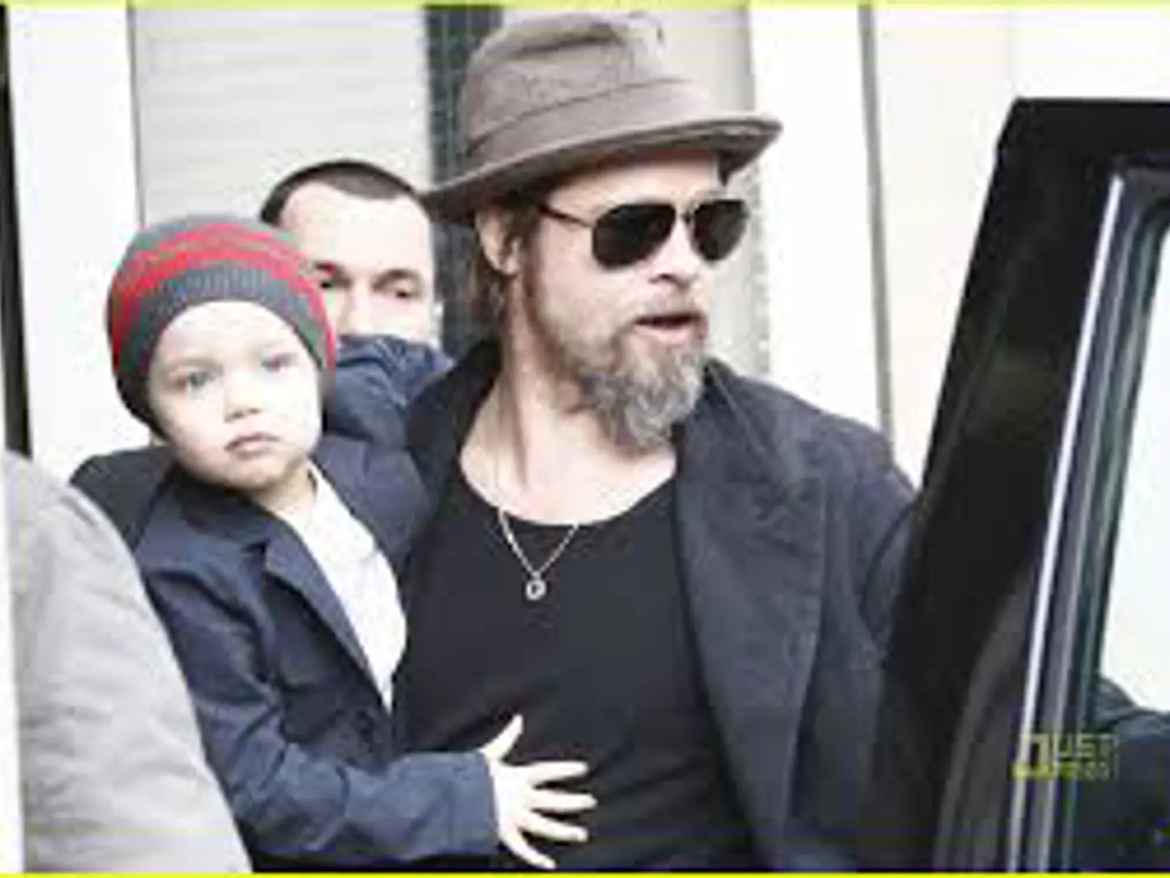 Shiloh sa už dávno cíti byť chlapcom a nechá sa oslovovať John. Je však ochotná zostať dievčaťom, ak sa Brad a Angelina opäť dajú dokopy.