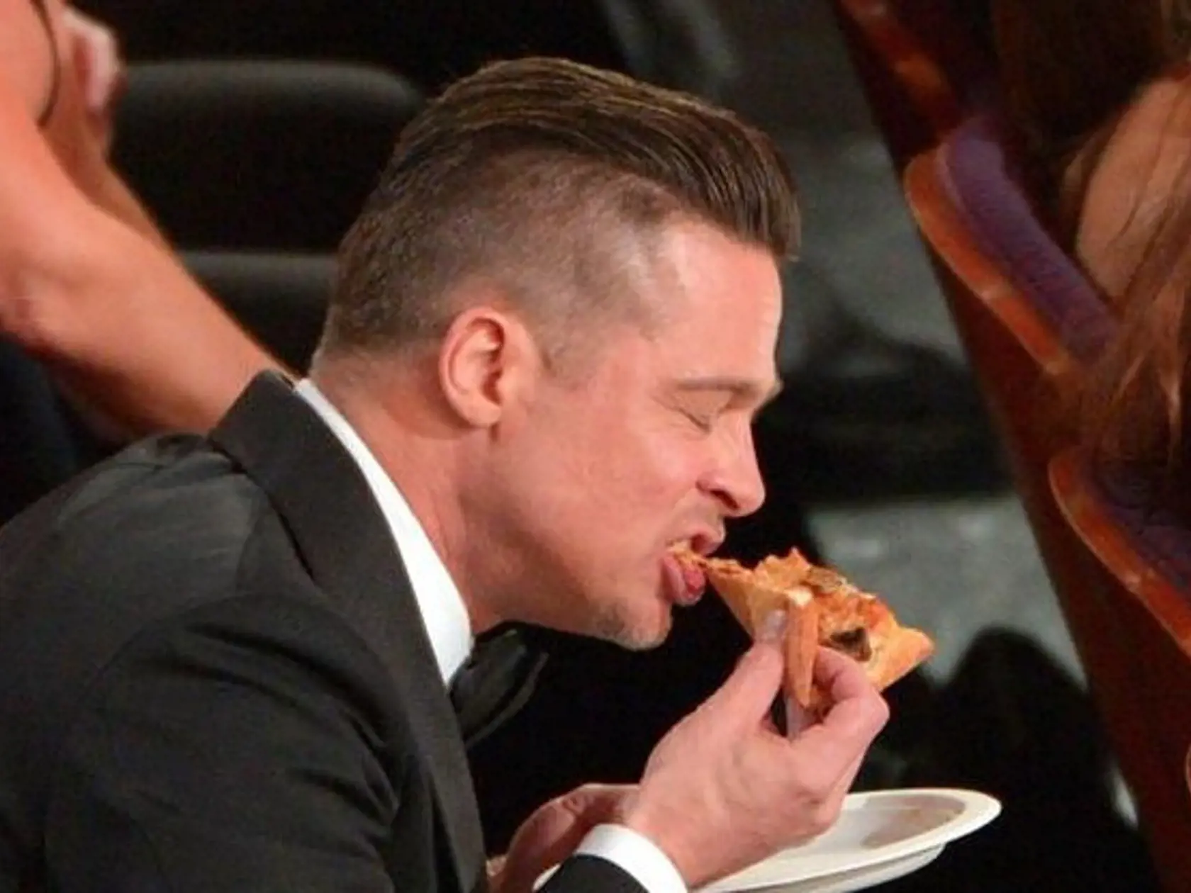 Tak trochu schizofrenik!
 V jednom rozhovore Brad Pitt prizná, že mu k šťastiu stačí naozaj dobrá pizza, v druhom velebí stredne prepečený steak. Tak si vyberte.