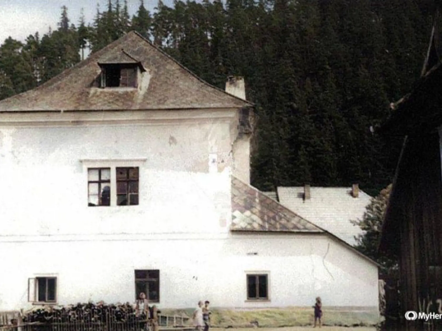 Fotografie z prvej polovice 20. storočia dokumentujú podobu kaštieľa po stavebných úpravách, ktoré "zotreli" jeho renesančnú podobu.