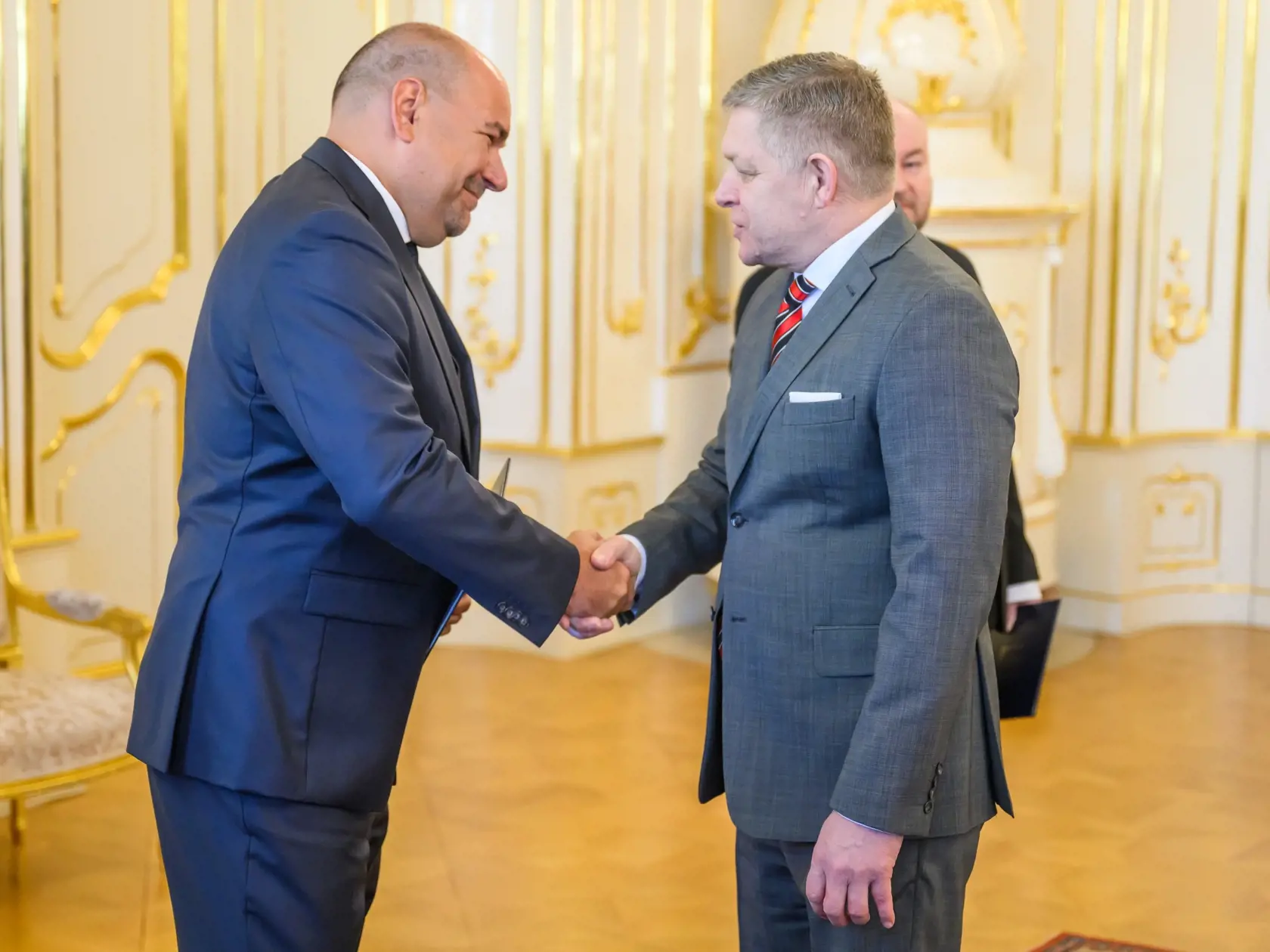 Na snímke zľava minister cestovného ruchu a športu SR Dušan Keketi (nominant SNS) a predseda vlády SR Robert Fico (Smer-SD) počas odvolania z funkcie ministra cestovného ruchu a športu v Prezidentskom paláci v Bratislave 5. marca 2025. FOTO TASR - Jaroslav Novák
