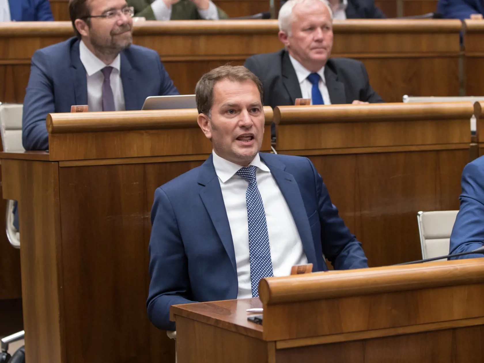 Poslancom sa opätovne nedarí otvoriť schôdzu parlamentu, na ktorej má premiér Peter Pellegrini čeliť pokusu o odvolanie z funkcie. Atmosféra v pléne bola napätá.