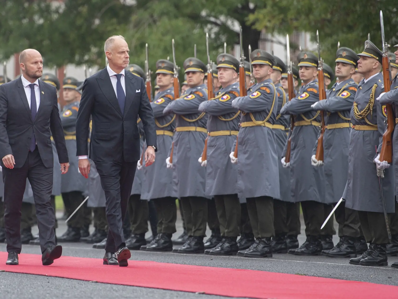 Na snímke zľava minister obrany SR Jaroslav Naď a maďarský minister obrany Kristóf Szalay-Bobrovniczky počas prijatia na Ministerstve obrany SR 26. septembra 2022 v Bratislave. FOTO TASR - Martin Baumann.