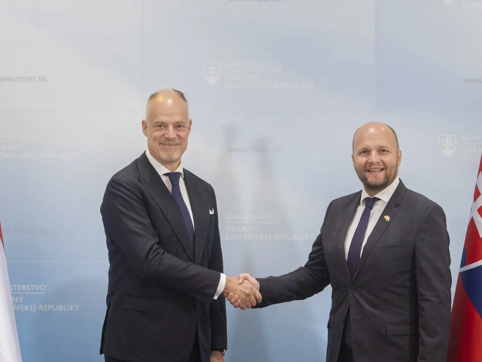 Na snímke vpravo minister obrany SR Jaroslav Naď a vľavo maďarský minister obrany Kristóf Szalay-Bobrovniczky si podávajú ruky počas prijatia na Ministerstve obrany SR 26. septembra 2022 v Bratislave. FOTO TASR - Martin Baumann