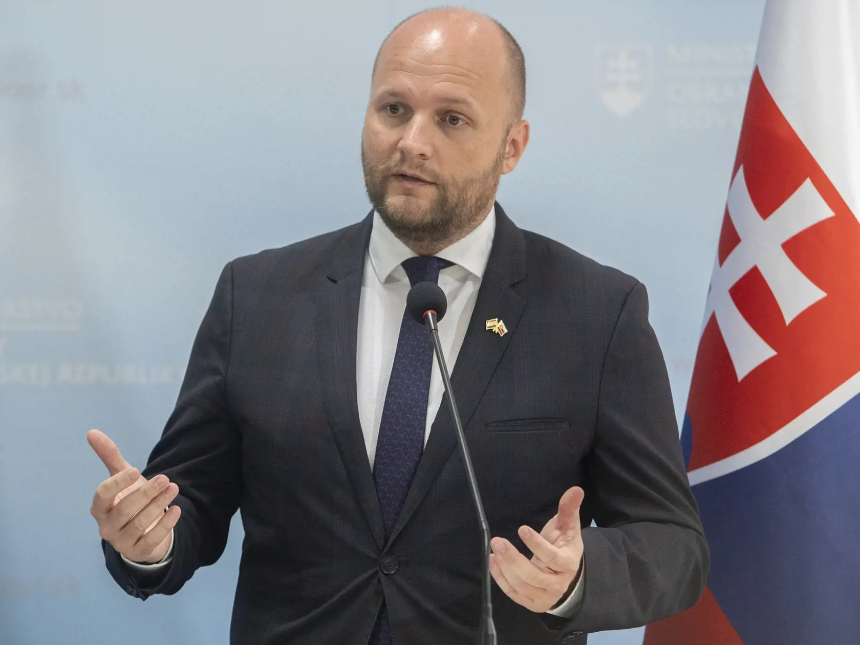 Na snímke minister obrany SR Jaroslav Naď počas tlačového vyhlásenia s maďarským ministrom obrany Kristófom Szalayom-Bobrovniczkým na Ministerstve obrany SR 26. septembra 2022 v Bratislave. FOTO TASR - Martin Baumann