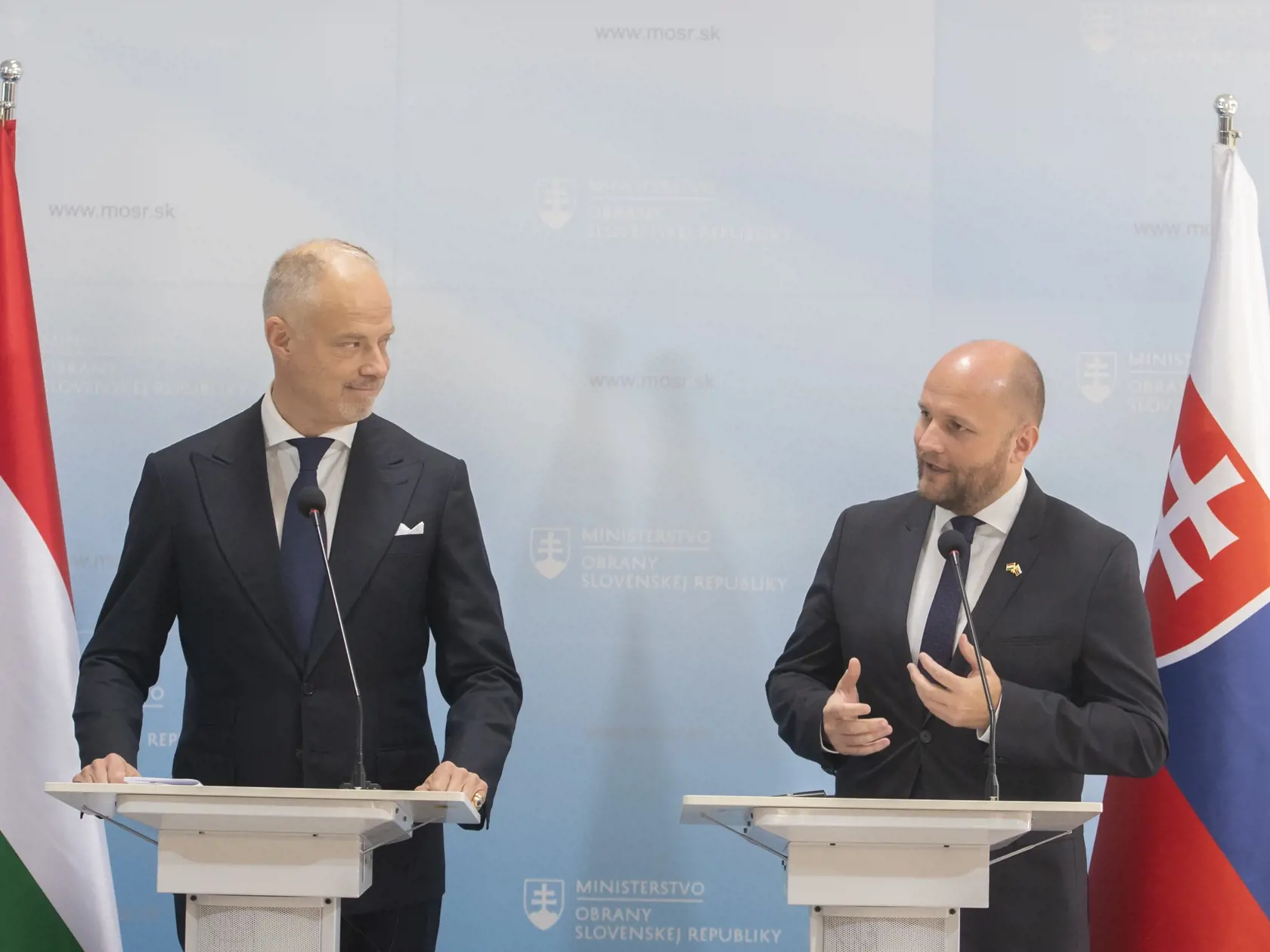 Na snímke vpravo minister obrany SR Jaroslav Naď a vľavo maďarský minister obrany Kristóf Szalay-Bobrovniczky počas tlačového vyhlásenia na Ministerstve obrany SR 26. septembra 2022 v Bratislave. FOTO TASR - Martin Baumann