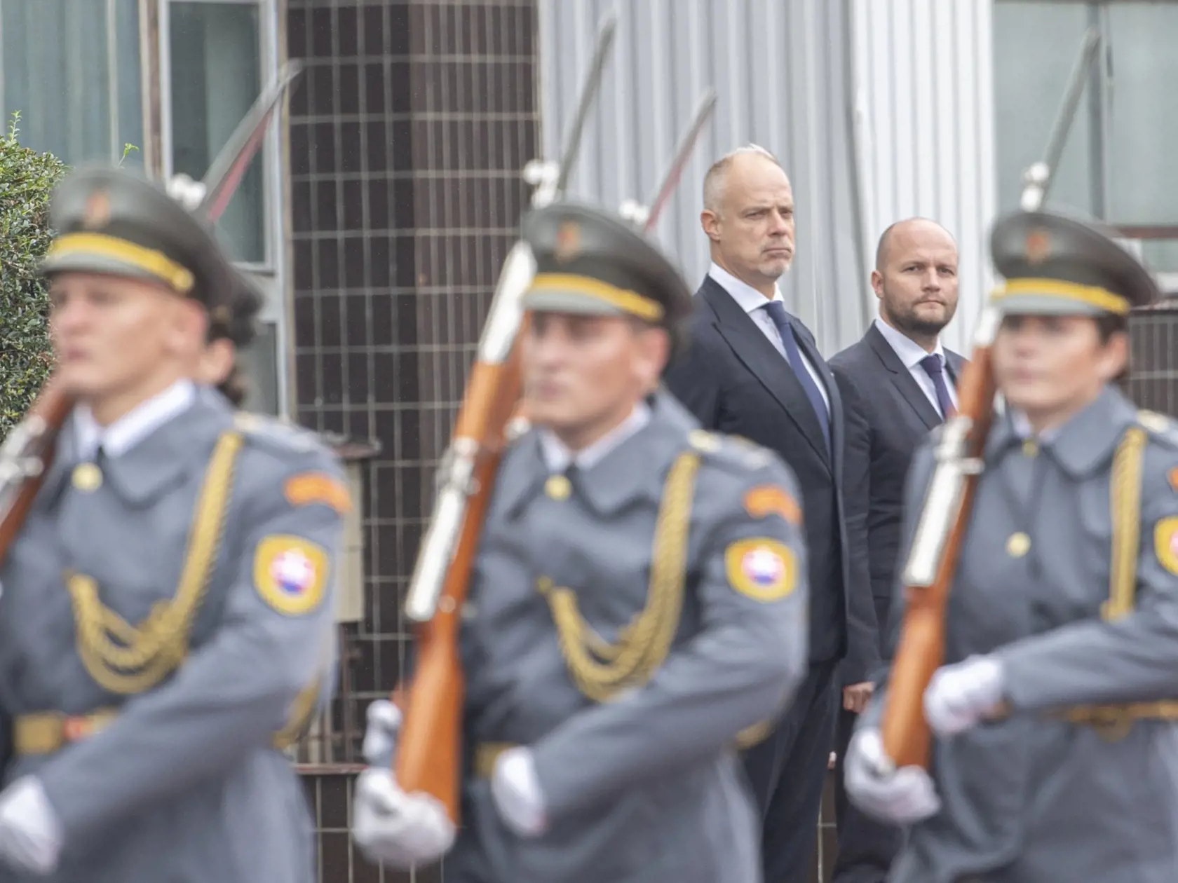 Na snímke v pozadí sprava minister obrany SR Jaroslav Naď a maďarský minister obrany Kristóf Szalay-Bobrovniczky počas prijatia na Ministerstve obrany SR 26. septembra 2022 v Bratislave. FOTO TASR - Martin Baumann 