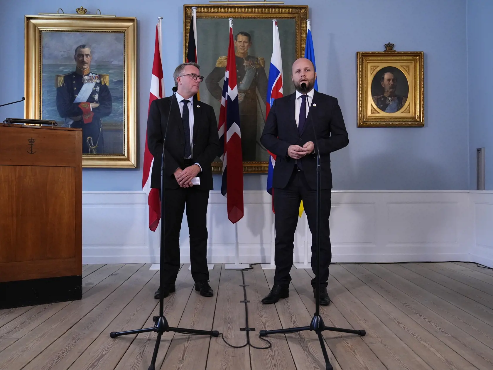 KK38 Kodaň - Dánsky minister obrany Morten Bödskov (vľavo) a slovenský minister obrany Jaroslav Naď oznámili spoločný dar pre Ukrajinu 2. októbra 2022 v Kodani. FOTO TASR/AP
Denmark's Defense Minister Morten Boedskov, left, and his Slovakian colleague Jaroslav Nad announce a joint donation to Ukraine at a press conference at Kastellet in Copenhagen, Sunday Oct. 2, 2022. (Claus Bech/Ritzau Scanpix via AP)