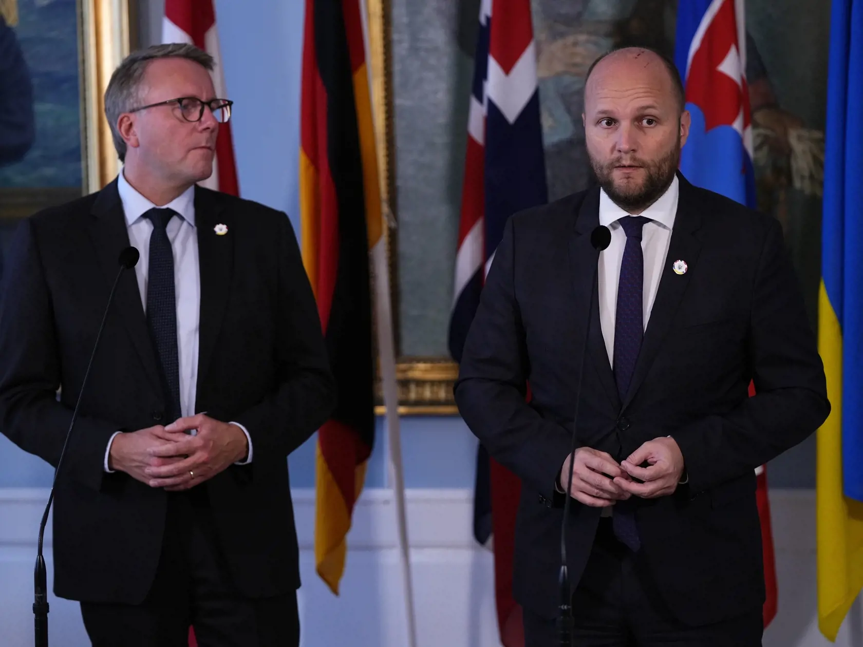 KK37 Kodaň - Dánsky minister obrany Morten Bödskov (vľavo) a slovenský minister obrany Jaroslav Naď oznámili spoločný dar pre Ukrajinu 2. októbra 2022 v Kodani. FOTO TASR/AP
Denmark's Defense Minister Morten Boedskov, left, and his Slovakian colleague Jaroslav Nad announce a joint donation to Ukraine at a press conference at Kastellet in Copenhagen, Sunday Oct. 2, 2022. (Claus Bech/Ritzau Scanpix via AP)