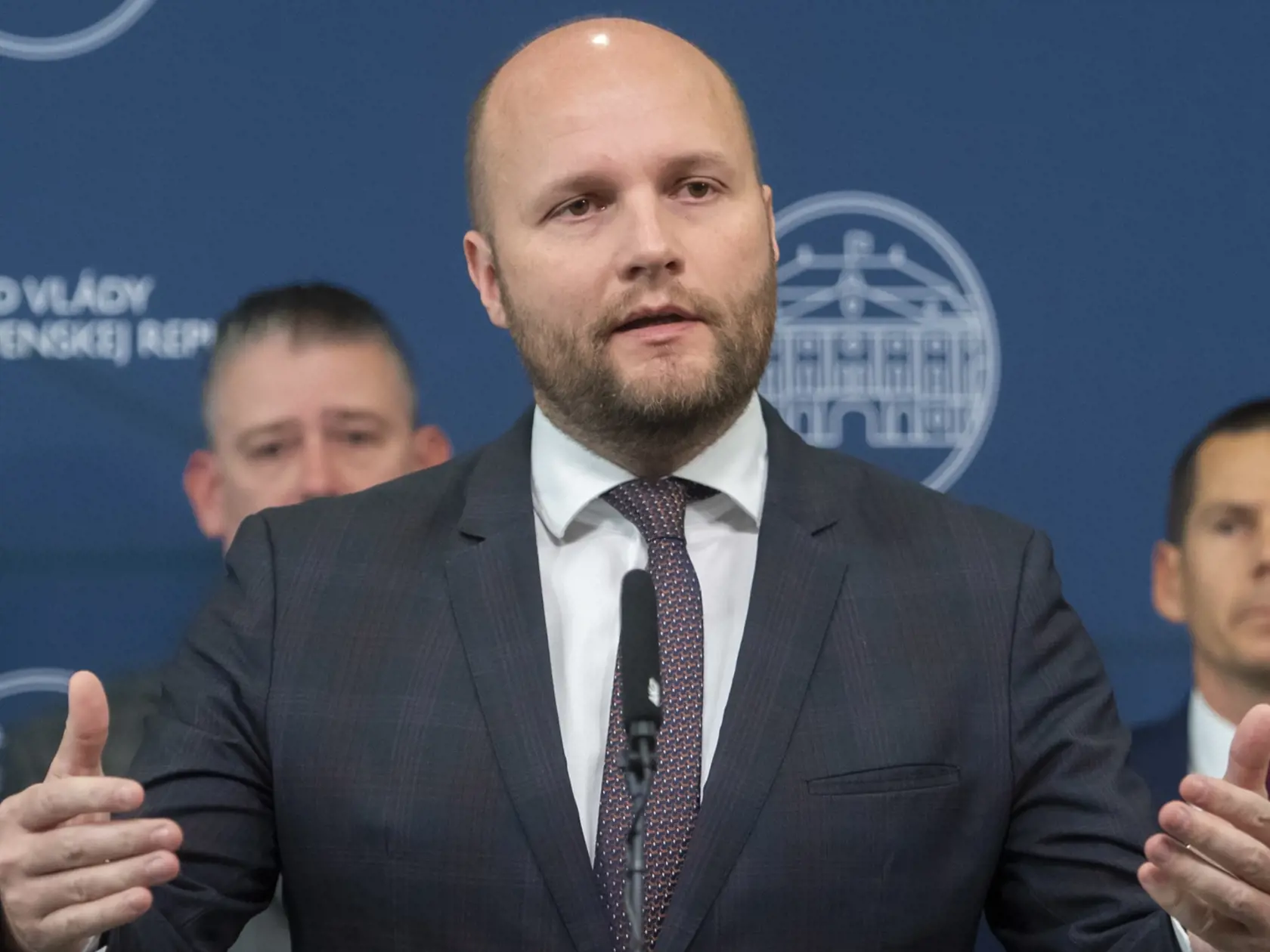 Na snímke v popredí minister obrany SR Jaroslav Naď (OĽaNO), v pozadí vľavo minister vnútra SR Roman Mikulec (OĽaNO) a v pozadí vpravo prezident Policajného zboru Štefan Hamran počas tlačovej konferencie po ukončení rokovania Bezpečnostnej rady SR 19. októbra 2022 v Bratislave. FOTO TASR - Martin Baumann