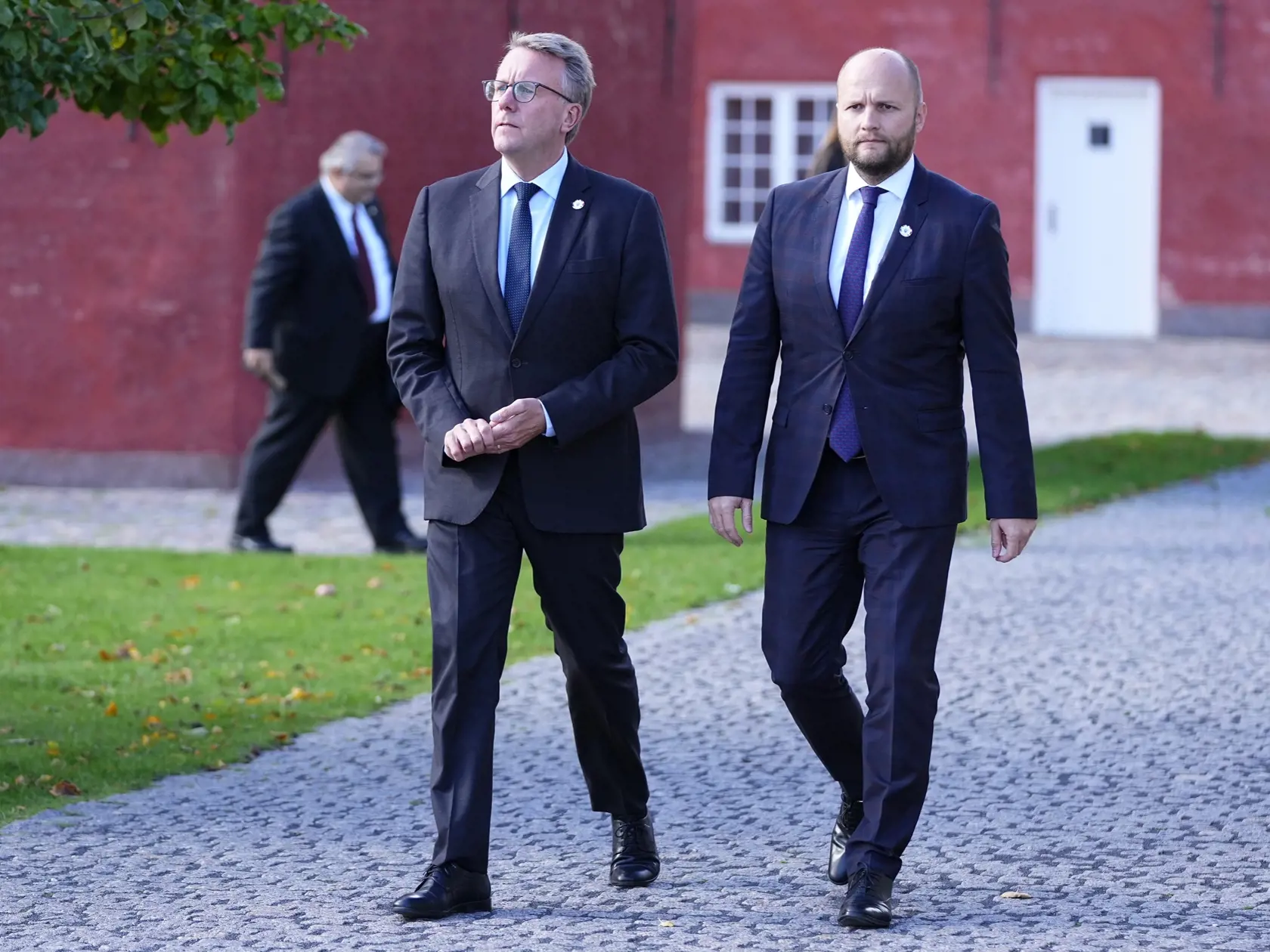 KK34 Kodaň - Dánsky minister obrany Morten Bödskov (vľavo) a slovenský minister obrany Jaroslav Naď prichádzajú na tlačovú konferenciu oznámiť spoločný dar pre Ukrajinu 2. októbra 2022 v Kodani. FOTO TASR/AP
Denmark's Defense Minister Morten Boedskov, left, and his Slovakian counterpart Jaroslav Nad arrive prior to an announcement on a joint donation to Ukraine at a press conference at Kastellet in Copenhagen, Denmark, Sunday October 2, 2022. (Claus Bech/Ritzau Scanpix via AP)