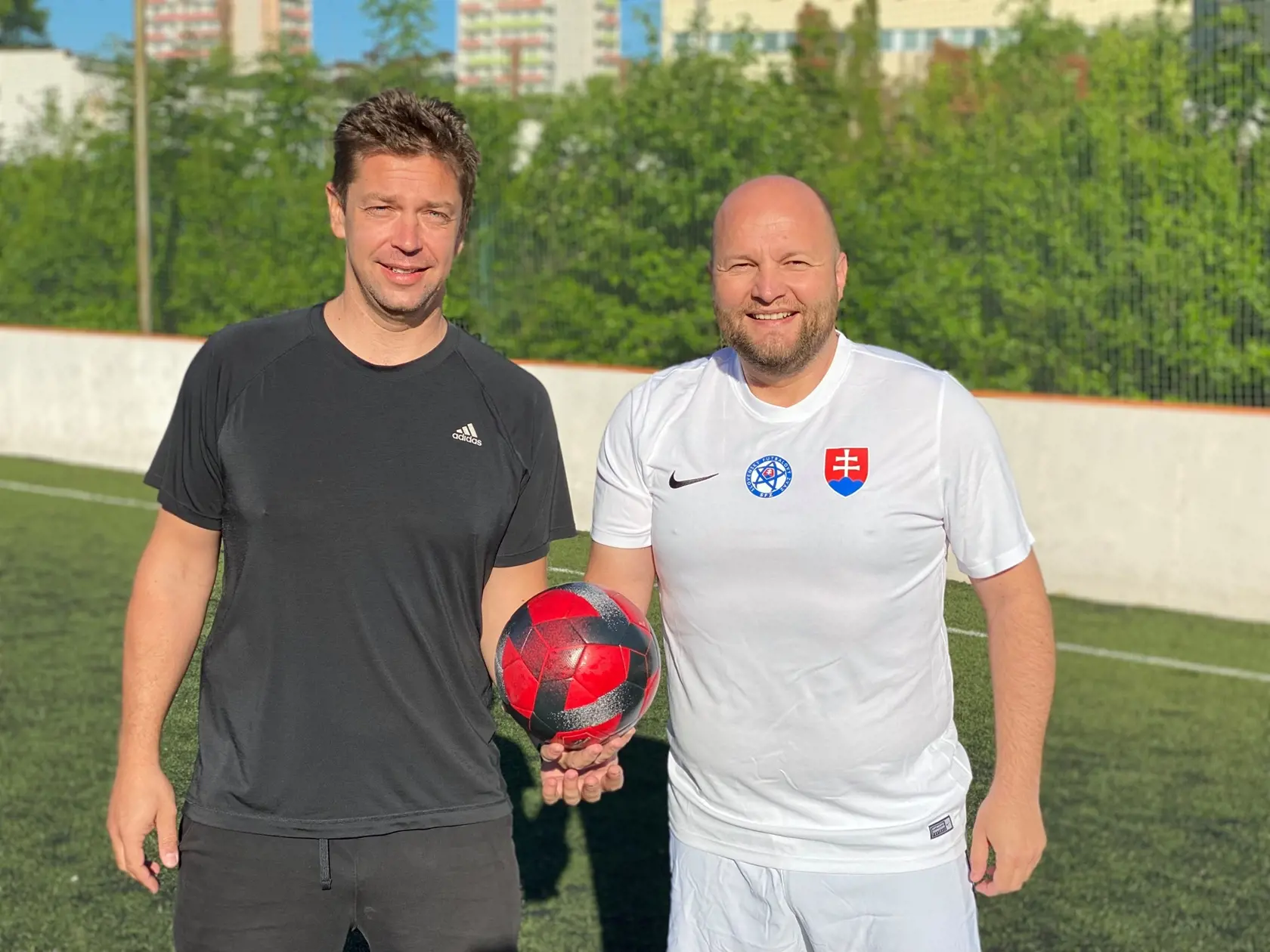 "Priateľský zápas medzi tímami dopravy a obrany sa skončil 14:4 v náš prospech. 😎 Ani napriek výprasku nemám o obranu našej krajiny žiadne obavy 😂 Jaro Naď - minister obrany SR, OĽANO," napísal minister dopravy Andrej Doležal. 