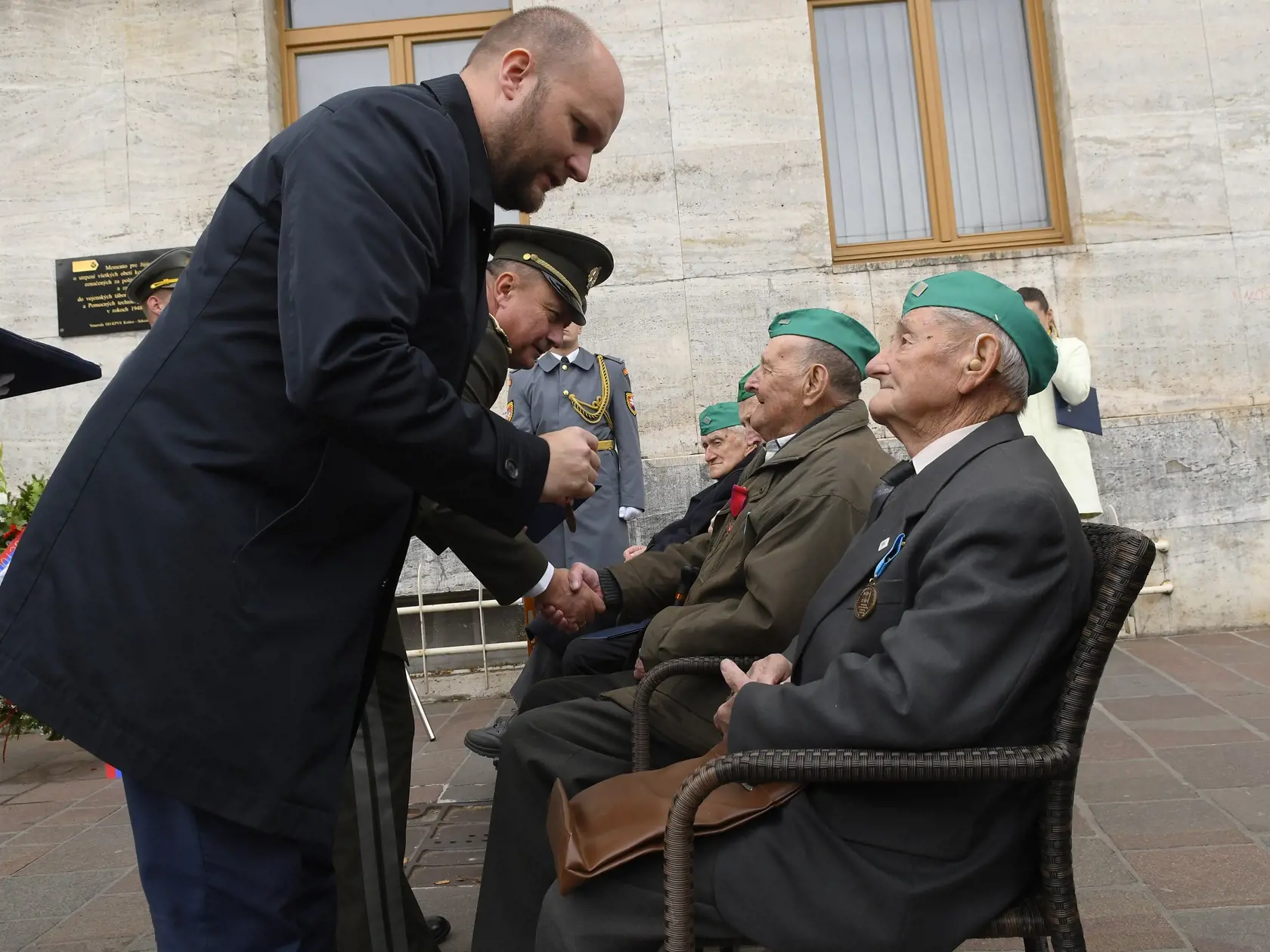 Odovzdávanie Pamätných medailí ministra obrany SR III. stupňa bývalým príslušníkom Pomocných technických práporov (PTP) - vojenských táborov nútených prác z Košického kraja v Košiciach 21. októbra 2022. Na snímke vľavo minister obrany SR Jaroslav Naď, za ním náčelník generálneho štábu OS SR generál Daniel Zmeko, sedia ocenení PTP-áci. FOTO TASR – Milan Kapusta
