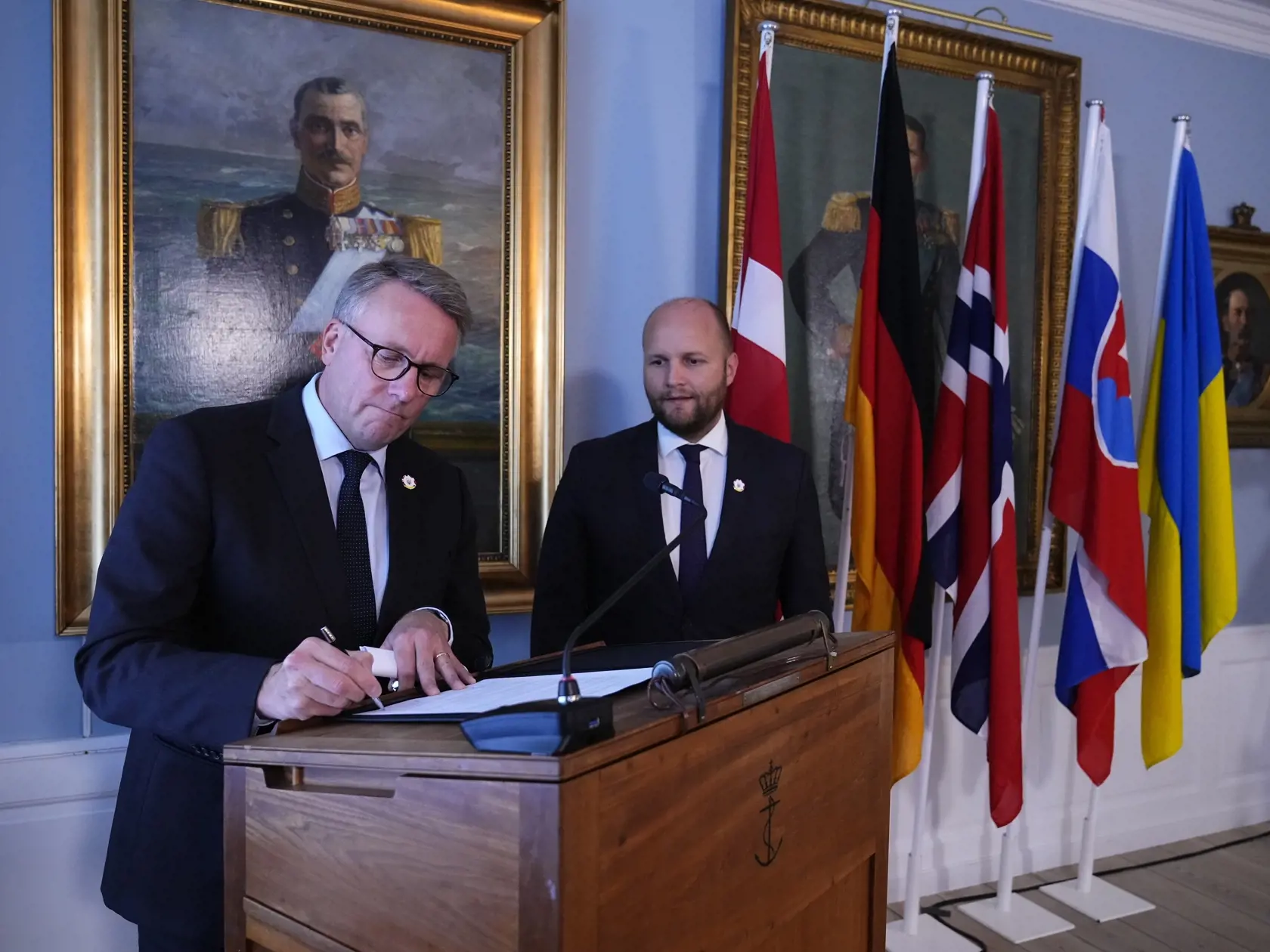 KK36 Kodaň - Dánsky minister obrany Morten Bödskov (vľavo) a slovenský minister obrany Jaroslav Naď oznámili spoločný dar pre Ukrajinu 2. októbra 2022 v Kodani. FOTO TASR/AP
Denmark's Defense Minister Morten Boedskov, left, and his Slovakian colleague Jaroslav Nad announce a joint donation to Ukraine at a press conference at Kastellet in Copenhagen, Sunday Oct. 2, 2022. (Claus Bech/Ritzau Scanpix via AP)