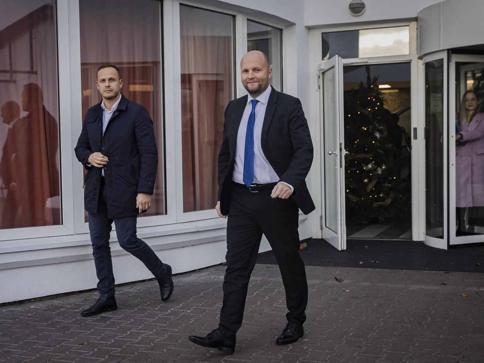 Na snímke Jaroslav Naď odchádza z budovy TV Markíza po skončení politickej diskusnej relácie moderátora Michala Kovačica, Na telo.