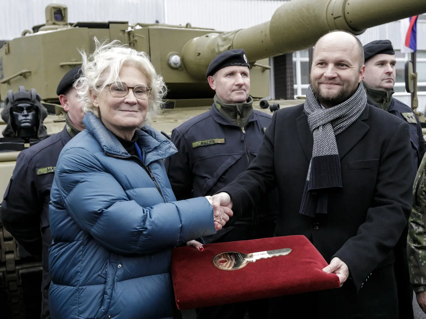 Minister obrany SR J. Naď počas stretnutia s nemeckou kolegyňou Ch. Lambrechtovou symbolicky prevzal kľúče od tanku Leopard 2A4.