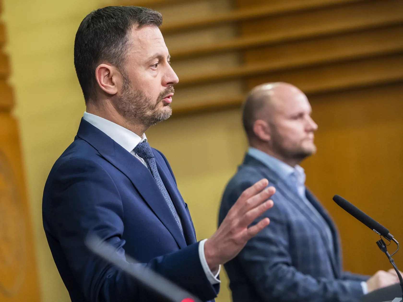 Na snímke zľava dočasne poverený predseda vlády SR Eduard Heger (OĽaNO) a dočasne poverený minister obrany SR Jaroslav Naď (OĽaNO) počas tlačovej konferencie k aktuálnem politickému dianiu v Bratislave 10. februára 2023. FOTO TASR - Jaroslav Novák