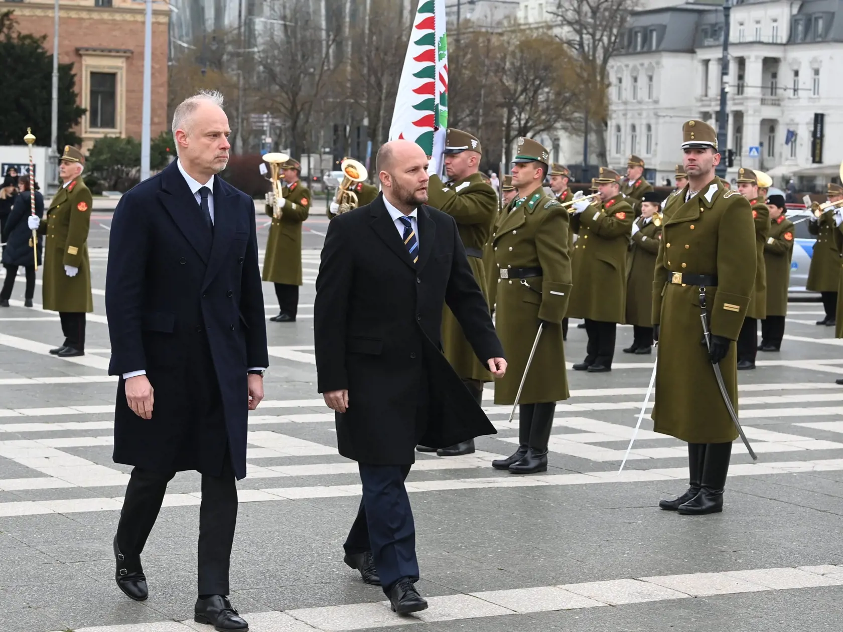 WA 31 Budapešť - Dočasne poverený minister obrany SR Jaroslav Naď (druhý zľava) a jeho maďarský rezortný kolega Kristóf Szalay-Bobrovniczky (vpravo) počas stretnutia v Budapešti v piatok 27. januára 2023. FOTO TASR/DUNA/MTI-Zoltan Mathe 

Hungarian Minister of Defence Kristof Szalay-Bobrovniczky (L) receives his Slovakian counterpart, Jaroslav Nad at the Heroes' Square in Budapest, Hungary, 27 January 2023.
