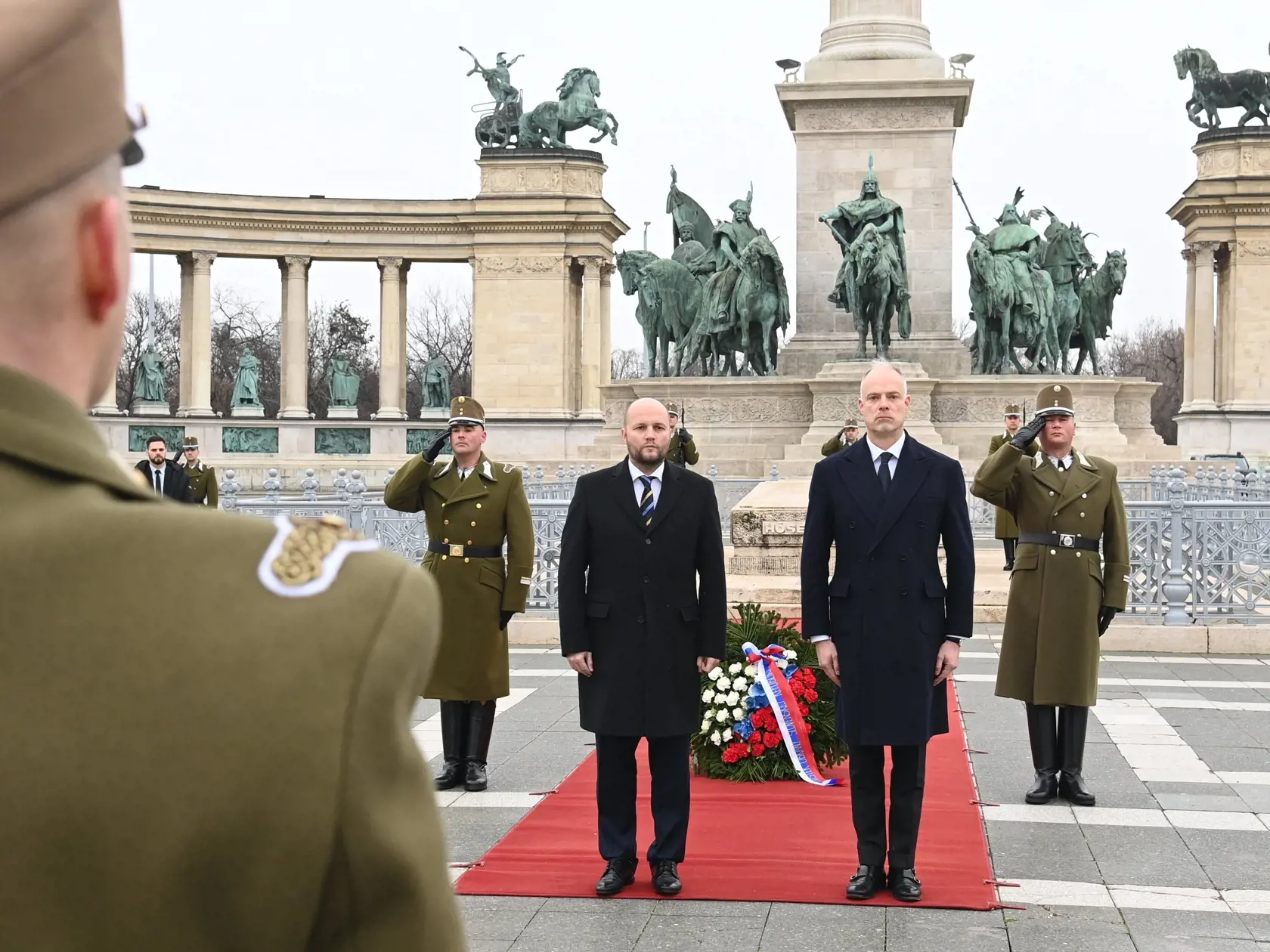 WA 32 Budapešť - Dočasne poverený minister obrany SR Jaroslav Naď (uprostred vľavo) a jeho maďarský rezortný kolega Kristóf Szalay-Bobrovniczky pózujú na Námestí hrdinov v Budapešti v piatok 27. januára 2023. FOTO TASR/DUNA/MTI-Zoltan Mathe 

Hungarian Minister of Defence Kristof Szalay-Bobrovniczky (R) receives his Slovakian counterpart, Jaroslav Nad at the Heroes' Square in Budapest, Hungary, 27 January 2023.