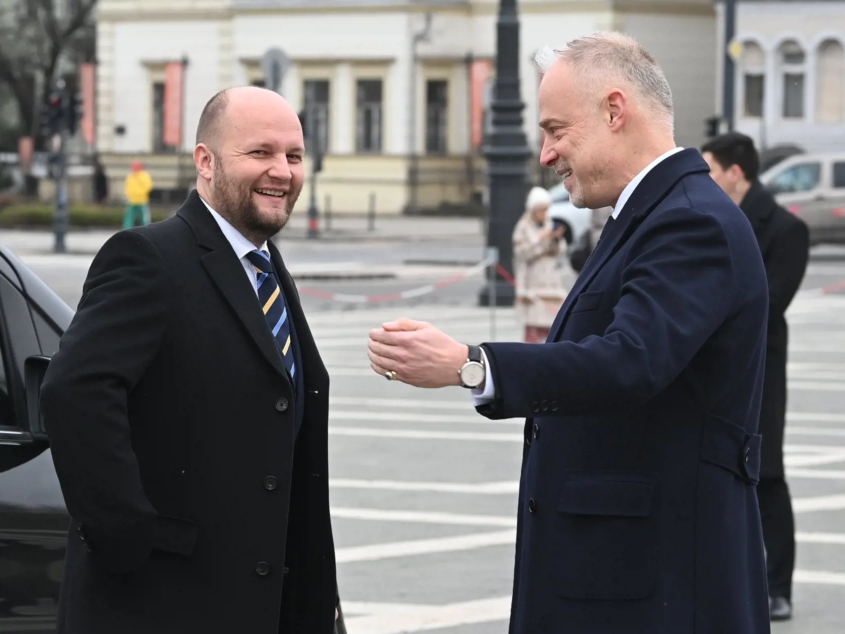 WA 30 Budapešť - Dočasne poverený minister obrany SR Jaroslav Naď (OĽANO) a jeho maďarský rezortný kolega Kristóf Szalay-Bobrovniczky sa vítajú počas stretnutia v Budapešti v piatok 27. januára 2023. FOTO TASR/DUNA/MTI-Zoltan Mathe 

Hungarian Minister of Defence Kristof Szalay-Bobrovniczky (R) receives his Slovakian counterpart, Jaroslav Nad at the Heroes' Square in Budapest, Hungary, 27 January 2023.