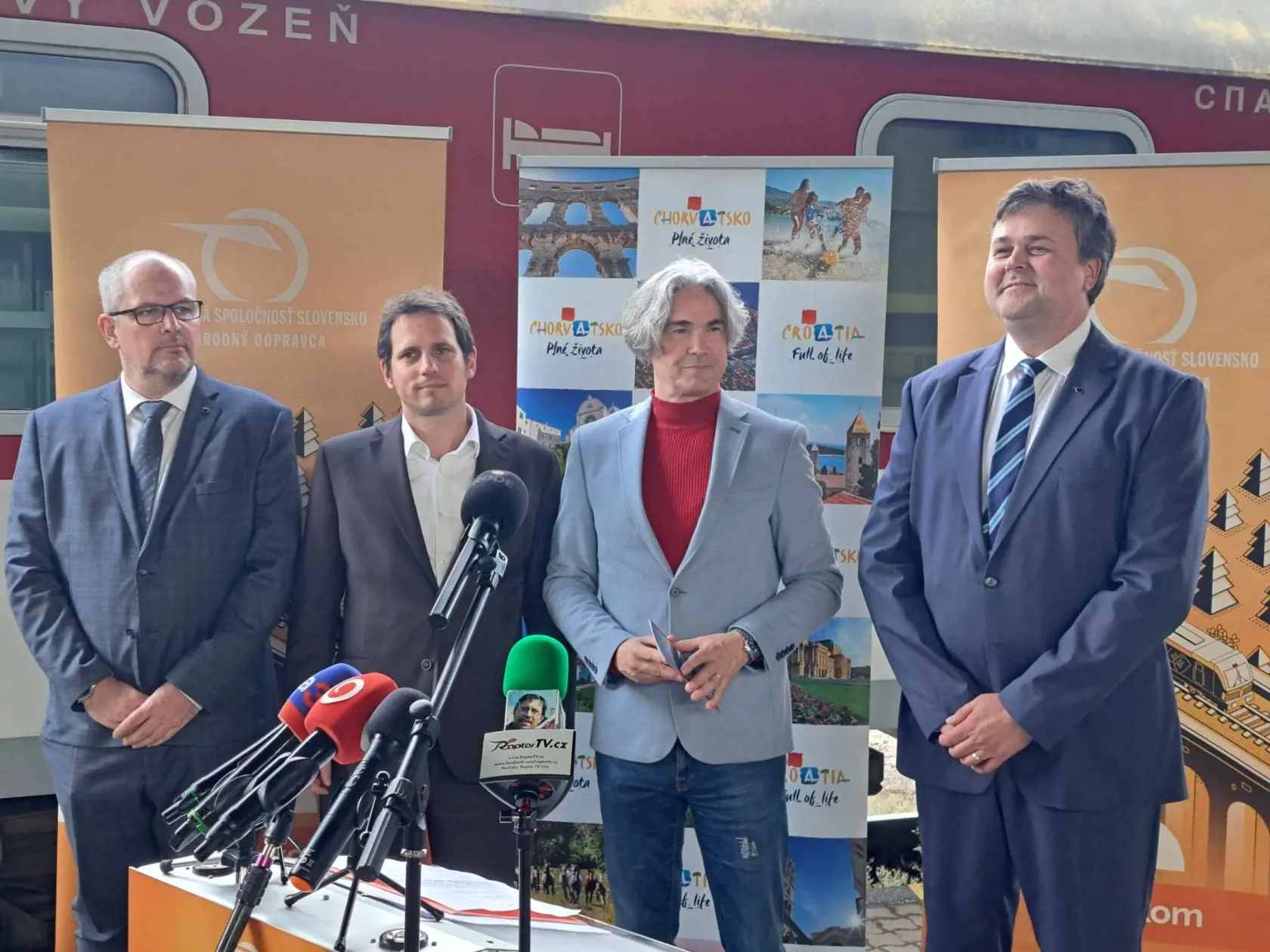 Zľava: riaditeľ úseku prevádzky ZSSK Karol Henzély, člen predstavenstva ZSSK Martin Bahurinský, riaditeľ zastúpenia chorvátskeho turistického združenia v SR a ČR Miodrag Mlačić a   generálny riaditeľ ZSSK Peter Helexa.