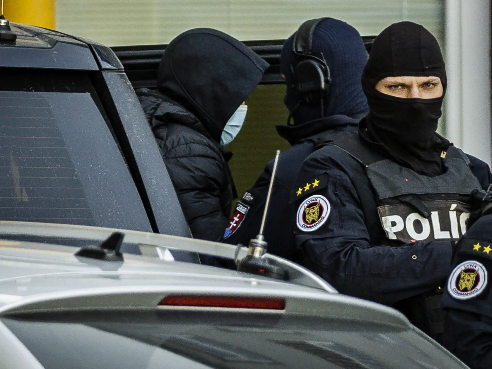 Príslušníci Národnej kriminálnej agentúry eskortovali do budovy Prezídia policajného zboru bývalého Prezidenta PZ SR Tibora Gašpara v rámci akcie Očistec.