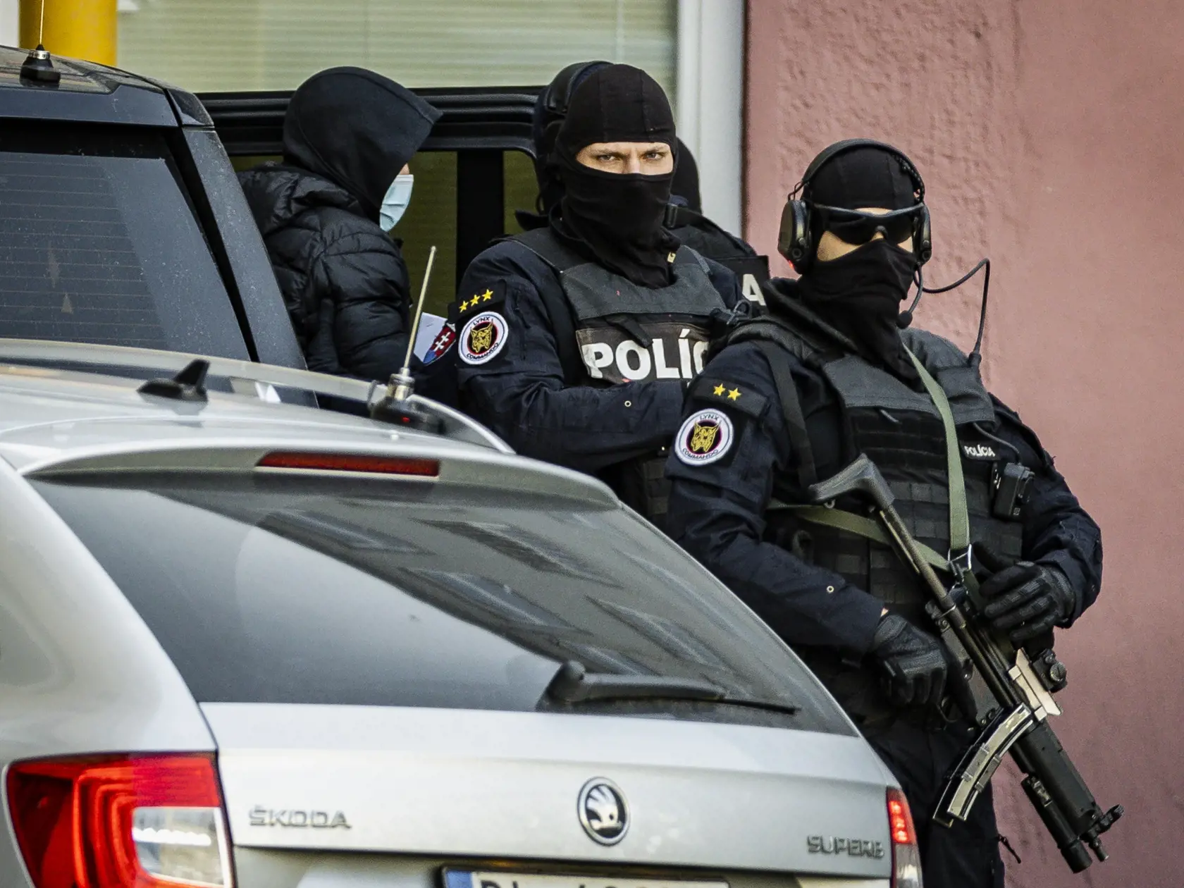 Príslušníci Národnej kriminálnej agentúry eskortovali do budovy Prezídia policajného zboru bývalého Prezidenta PZ SR Tibora Gašpara v rámci akcie Očistec.