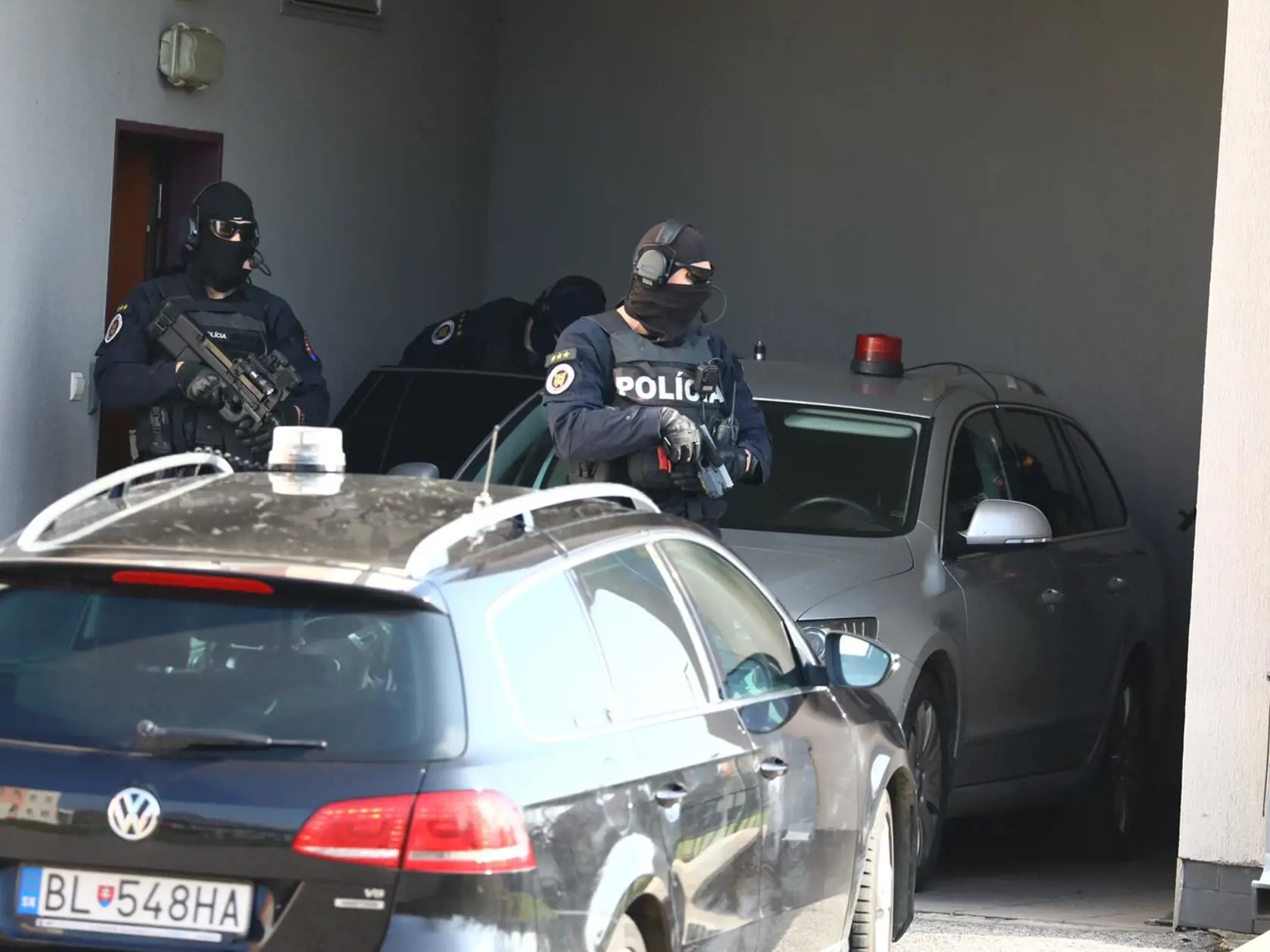 Zábery spred ŠTS v Pezinku, kam začali zvážať bývalých policajných funkcionárov.