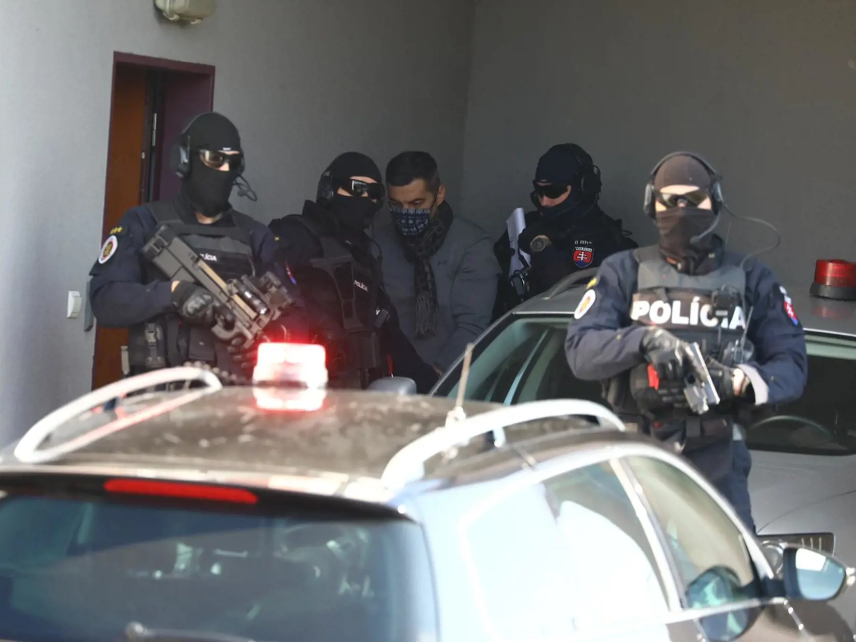 Zábery spred ŠTS v Pezinku, kam začali zvážať bývalých policajných funkcionárov.