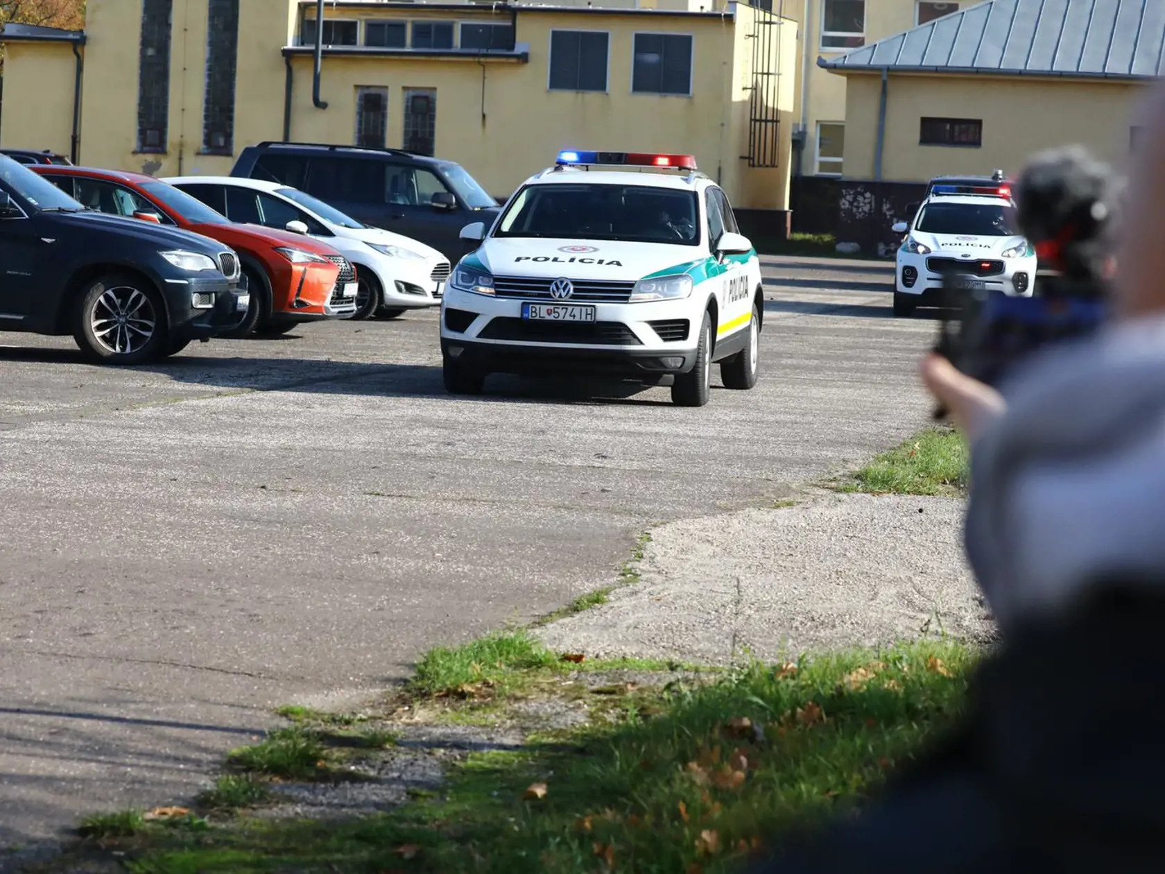 Zábery spred ŠTS v Pezinku, kam začali zvážať bývalých policajných funkcionárov.