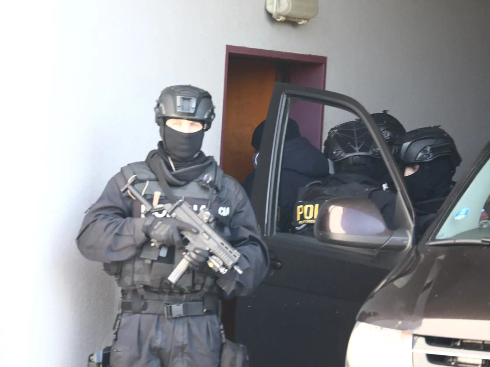 Zábery spred ŠTS v Pezinku, kam začali zvážať bývalých policajných funkcionárov.