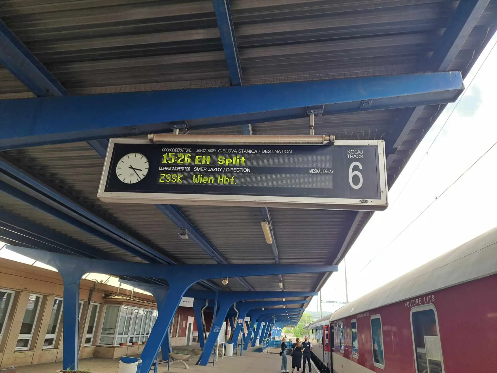 Vlak EuroNight do Splitu vyrazil dnes o 15:26 zo stanice Bratislava-Nové Mesto.