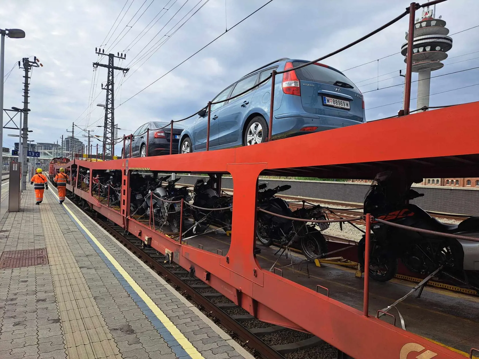 Vo Viedni pripojili autovlak s dvomi autami a 29 motorkami.