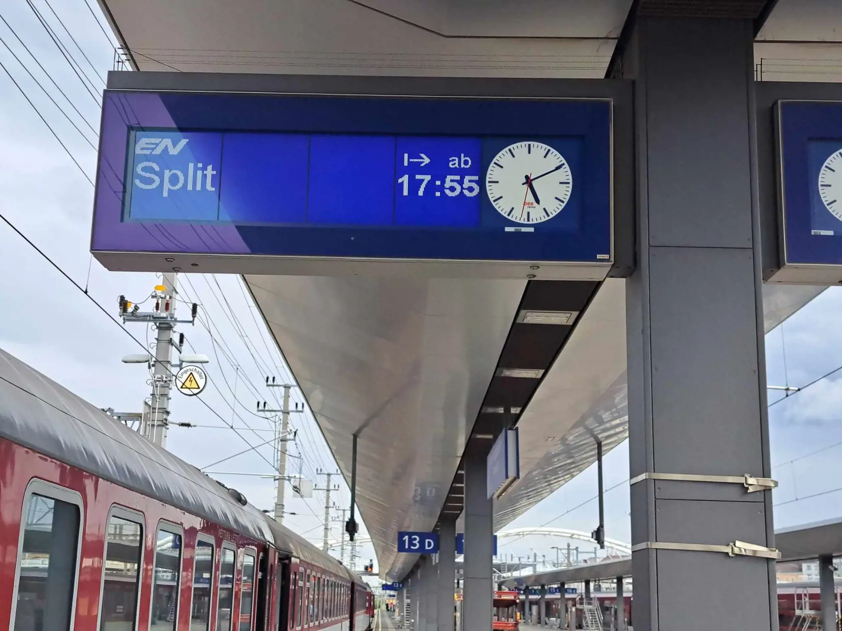 Vo Viedni pripojili autovlak s dvomi autami a 29 motorkami.